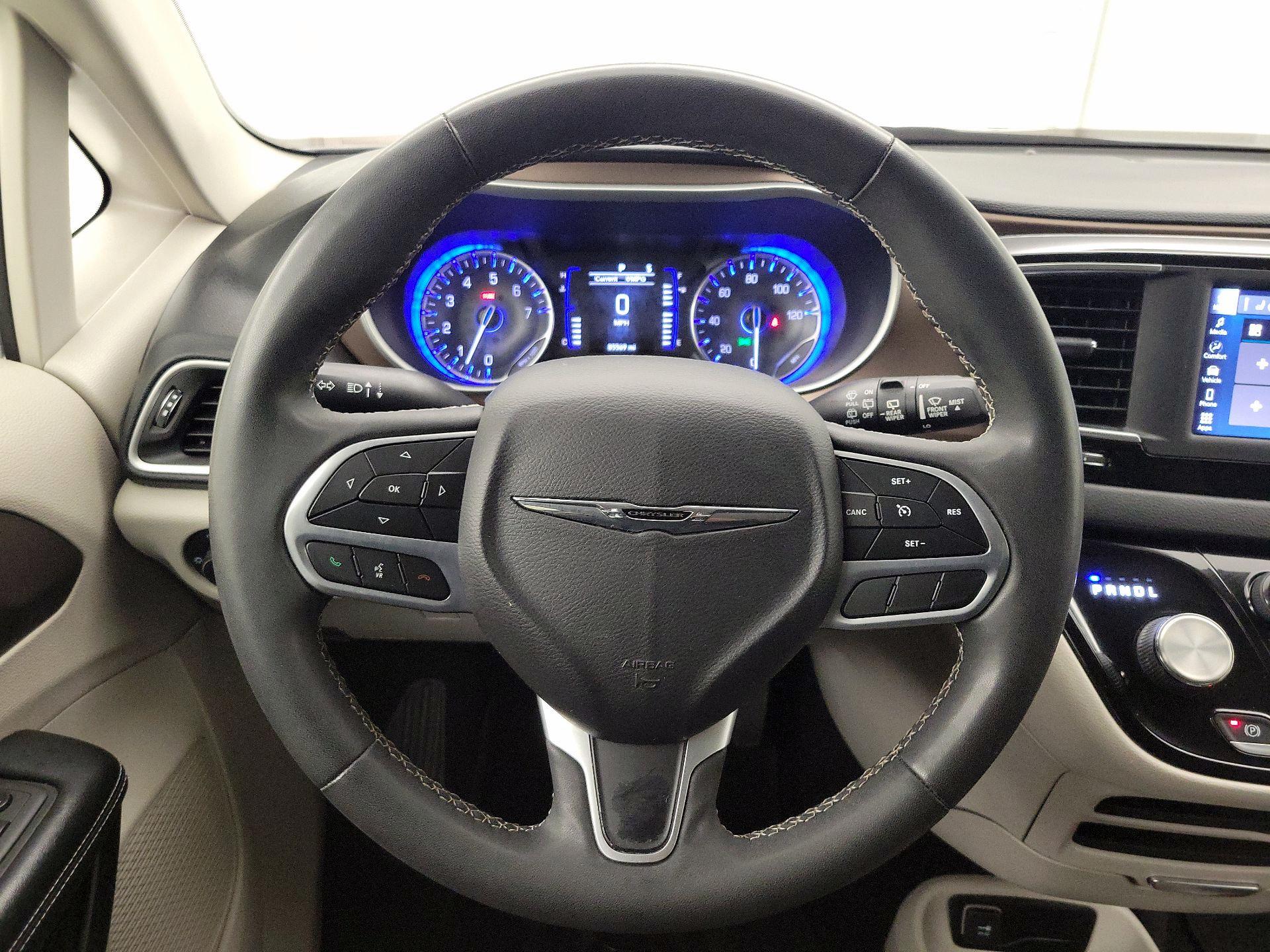 Thumbnail: 2022 Chrysler Voyager - 10