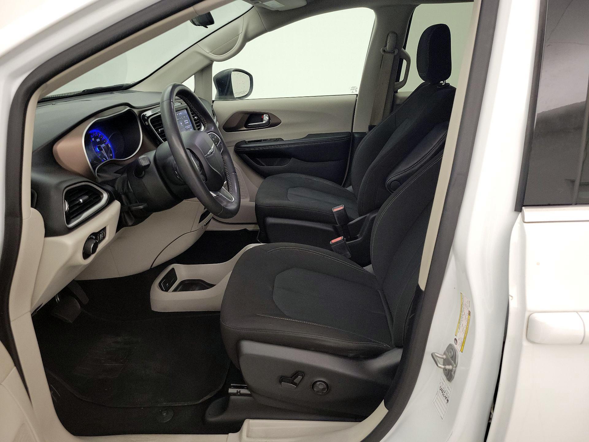 Thumbnail: 2022 Chrysler Voyager - 11