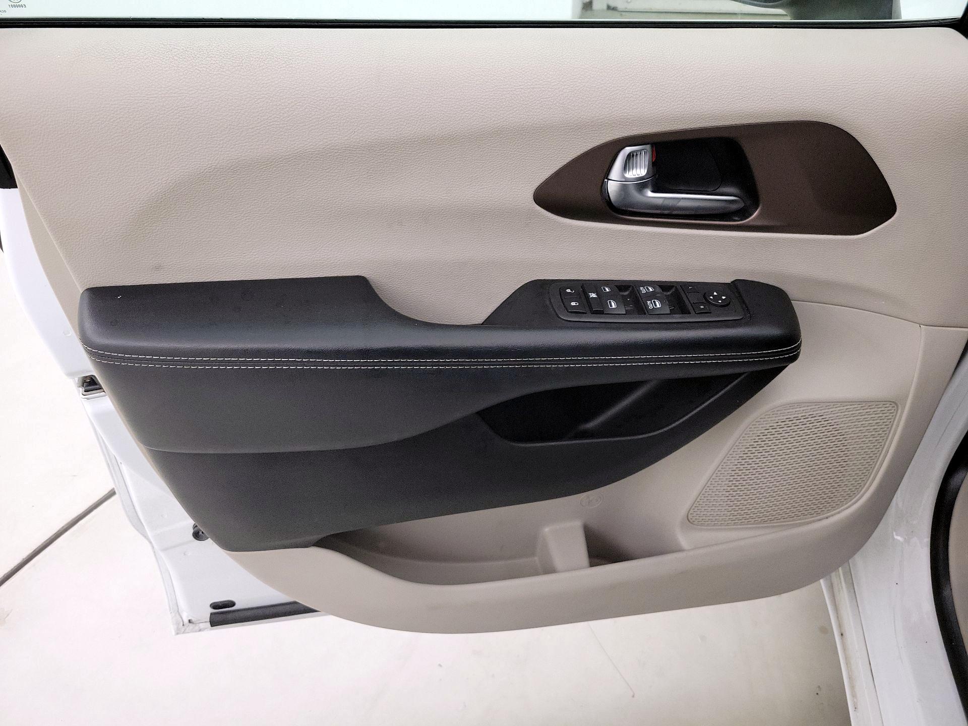 Thumbnail: 2022 Chrysler Voyager - 12