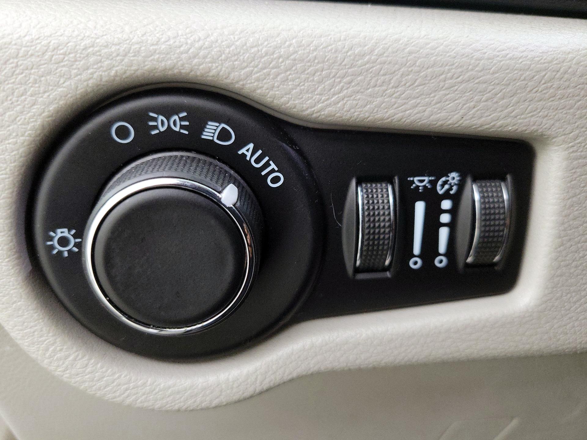 Thumbnail: 2022 Chrysler Voyager - 13