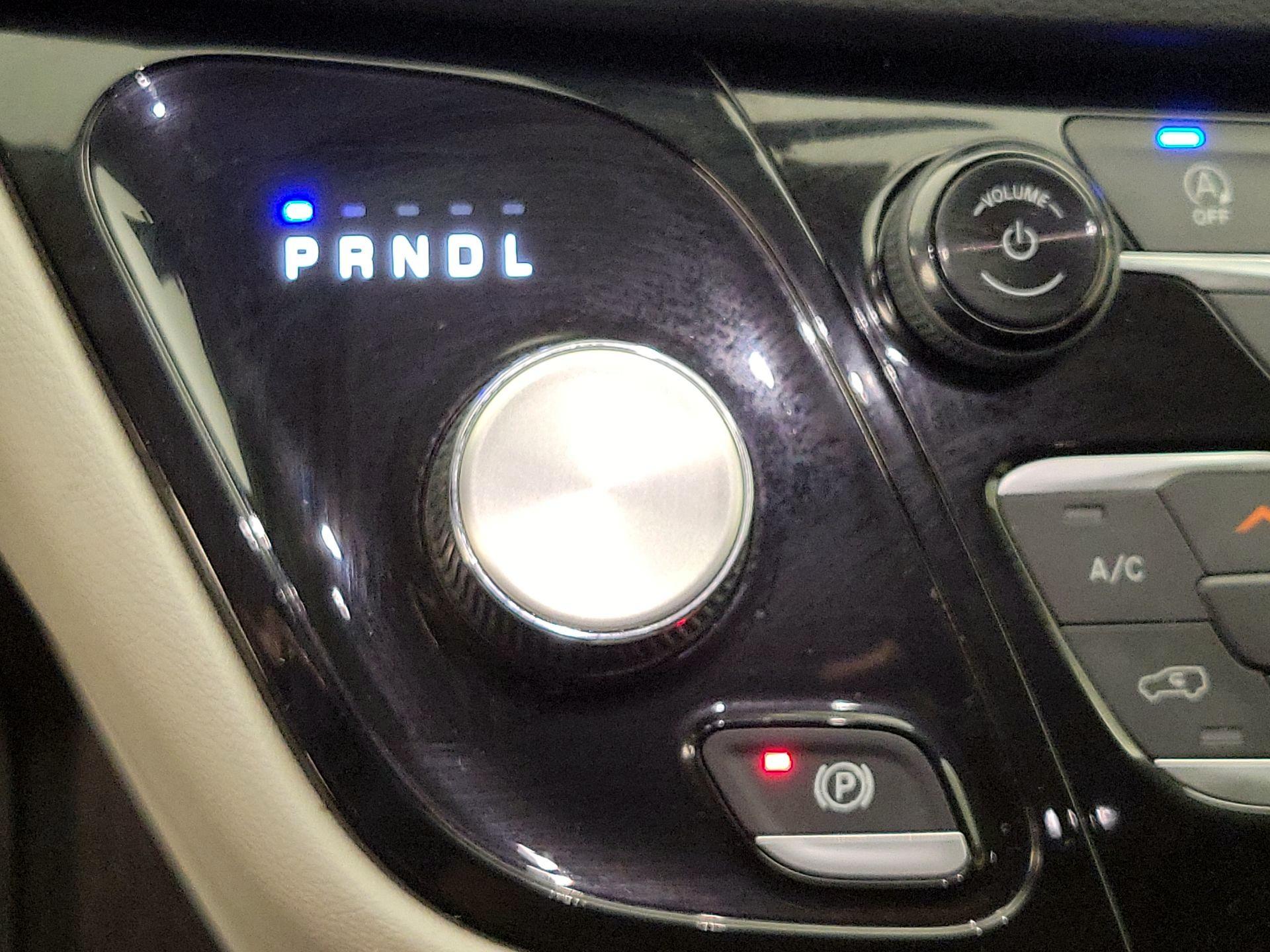 Thumbnail: 2022 Chrysler Voyager - 17