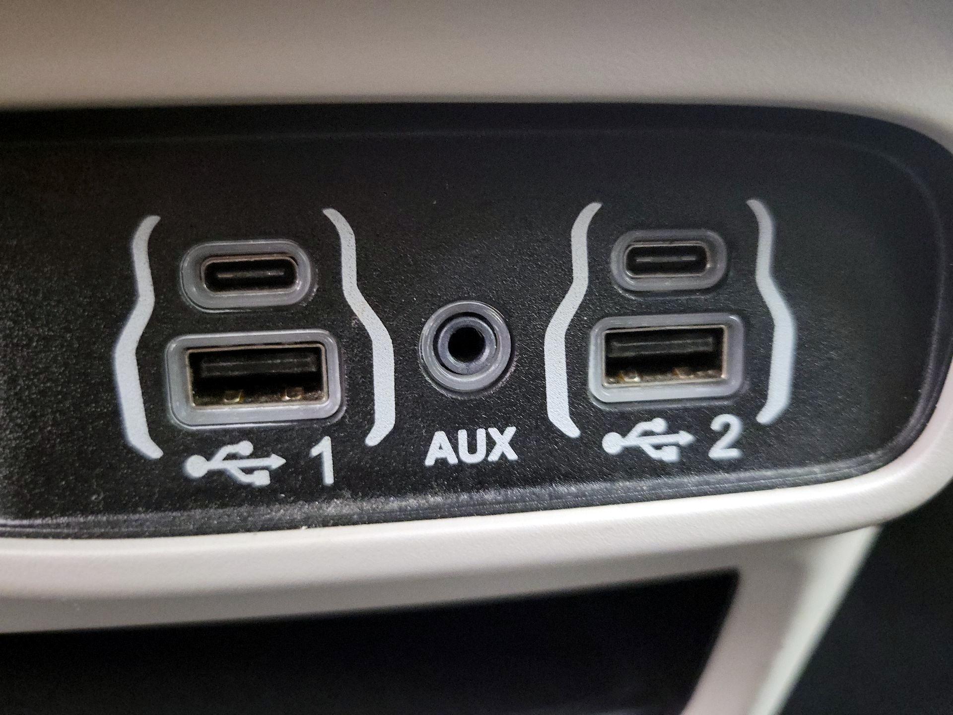 Thumbnail: 2022 Chrysler Voyager - 18