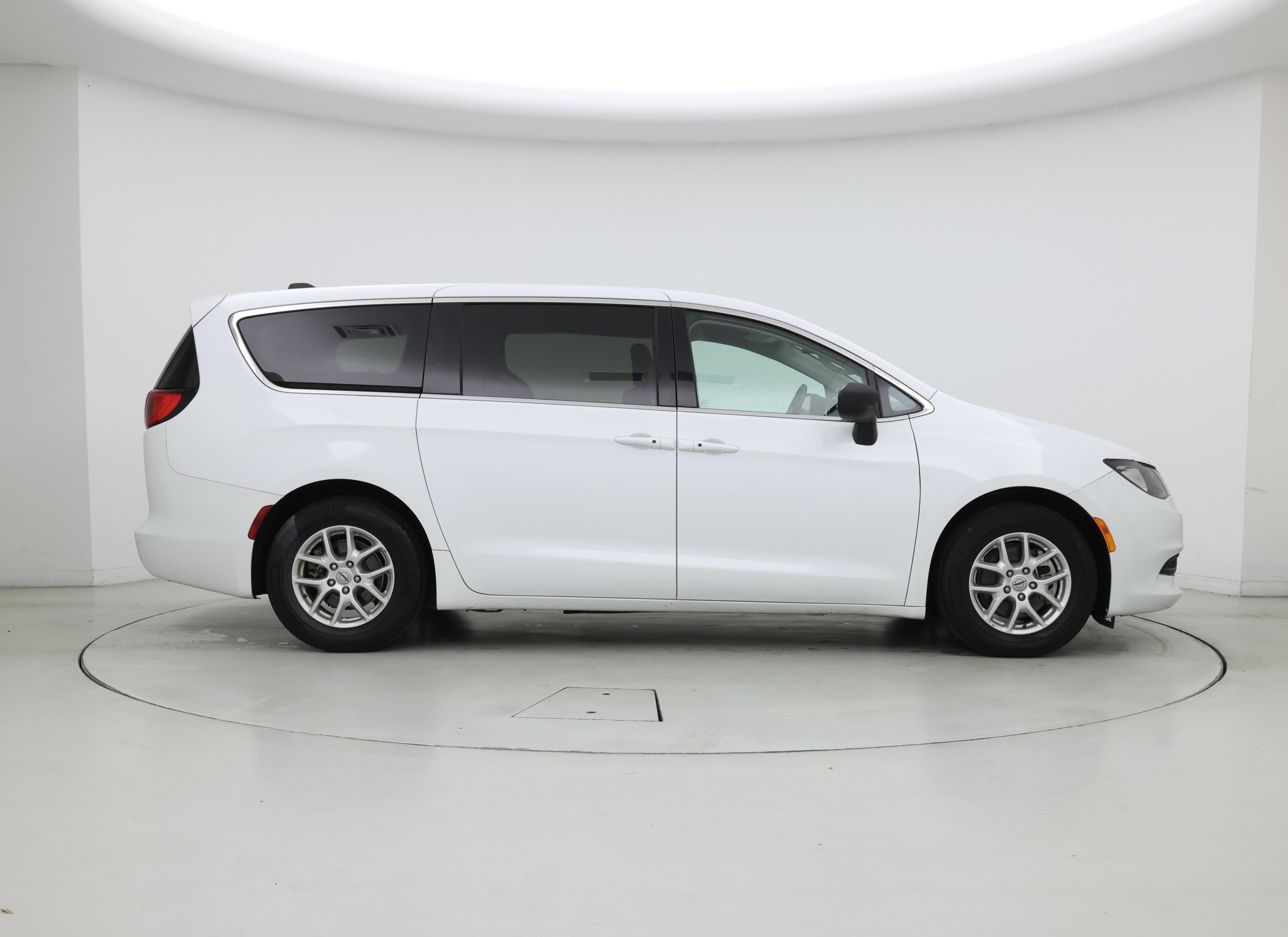 Thumbnail: 2022 Chrysler Voyager - 7