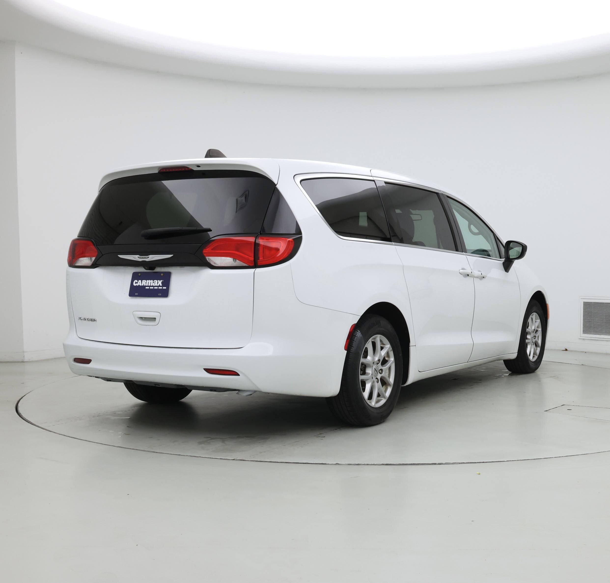 Thumbnail: 2022 Chrysler Voyager - 8