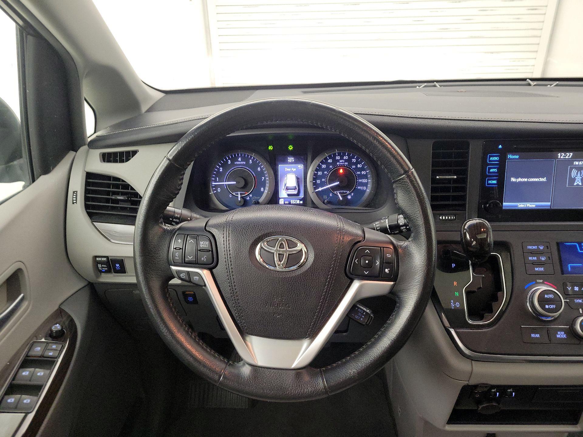 Thumbnail: 2015 Toyota Sienna - 10