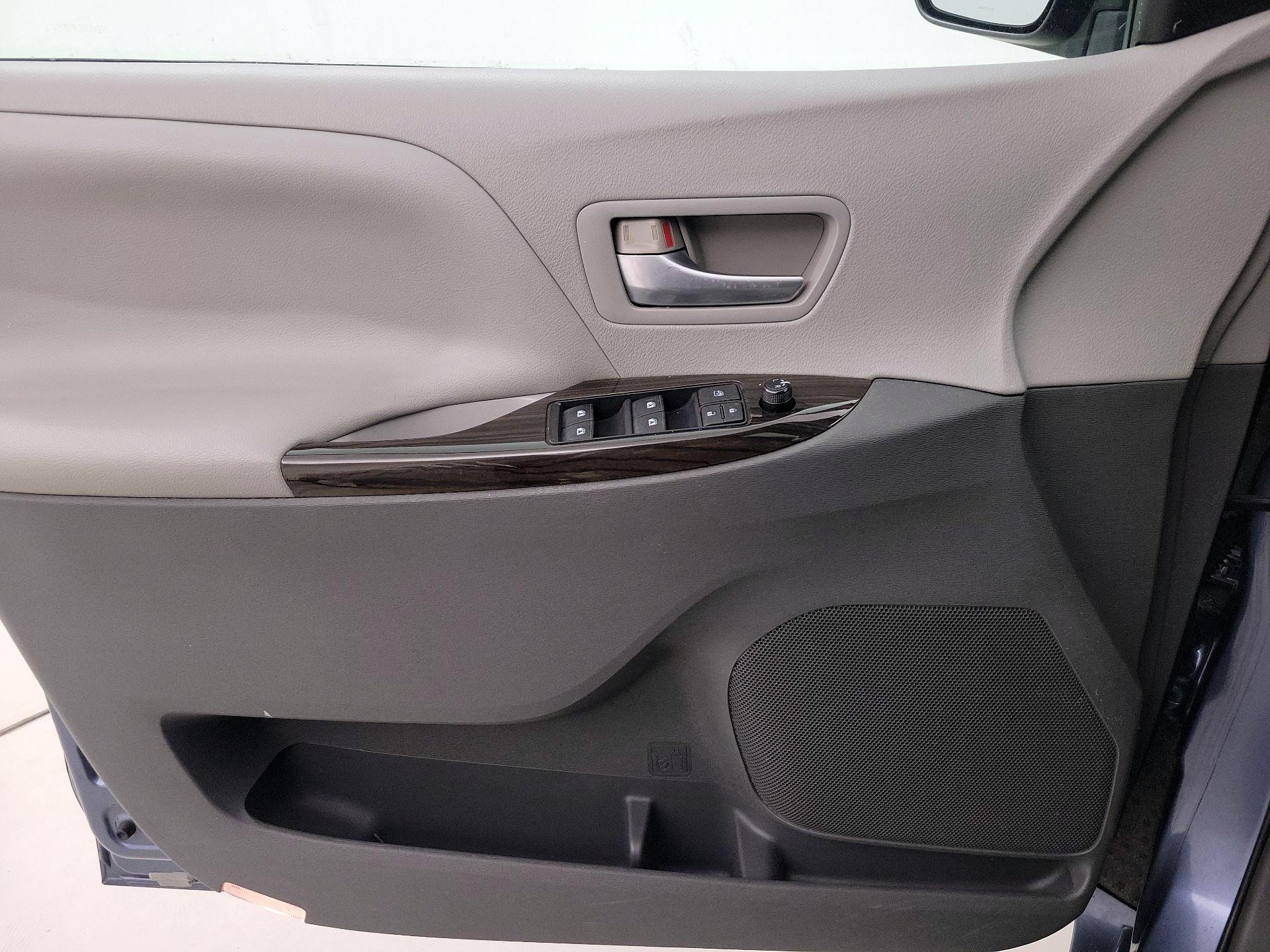 Thumbnail: 2015 Toyota Sienna - 12