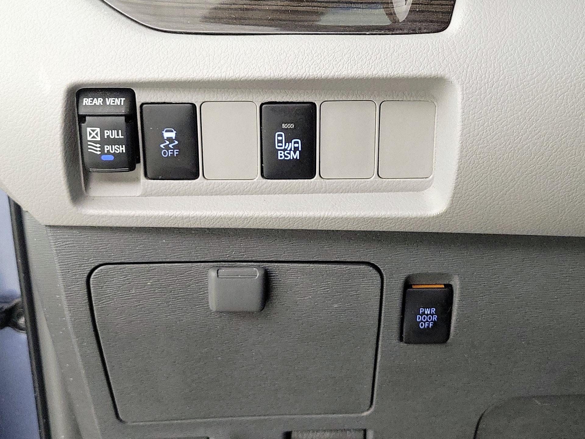 Thumbnail: 2015 Toyota Sienna - 13