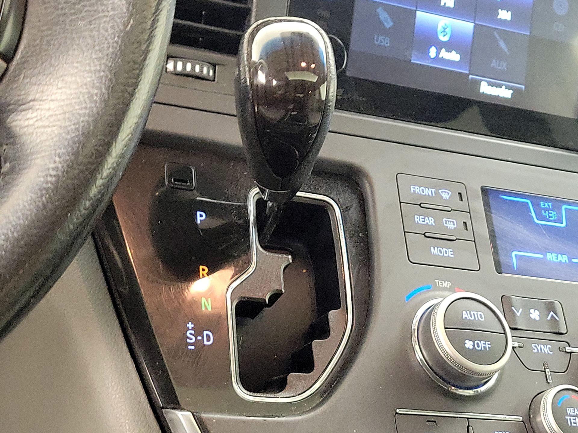 Thumbnail: 2015 Toyota Sienna - 17