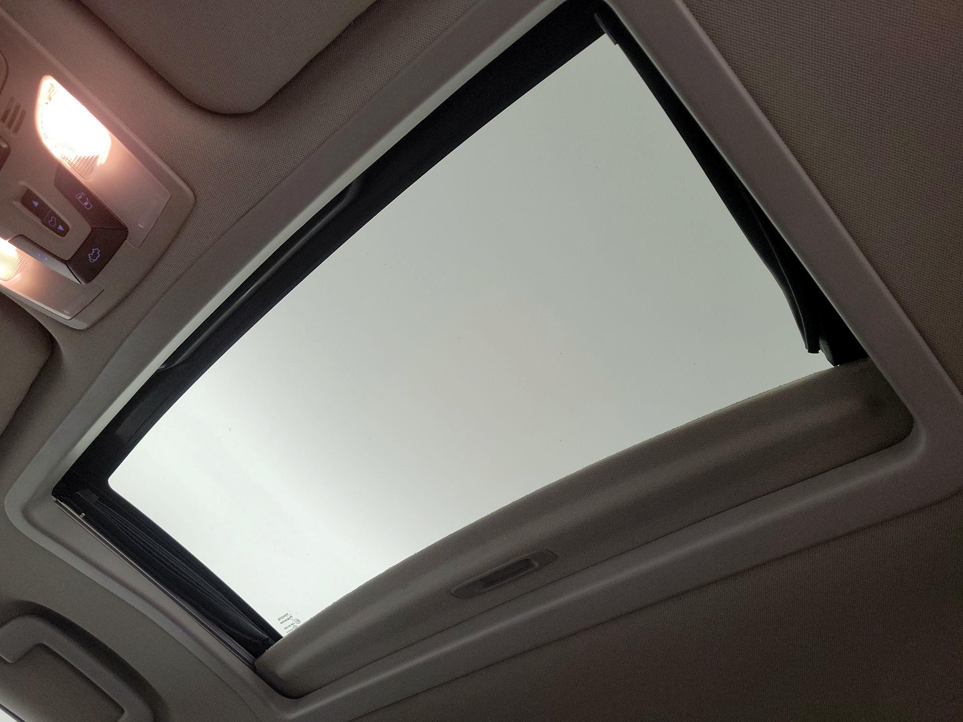 Thumbnail: 2015 Toyota Sienna - 19