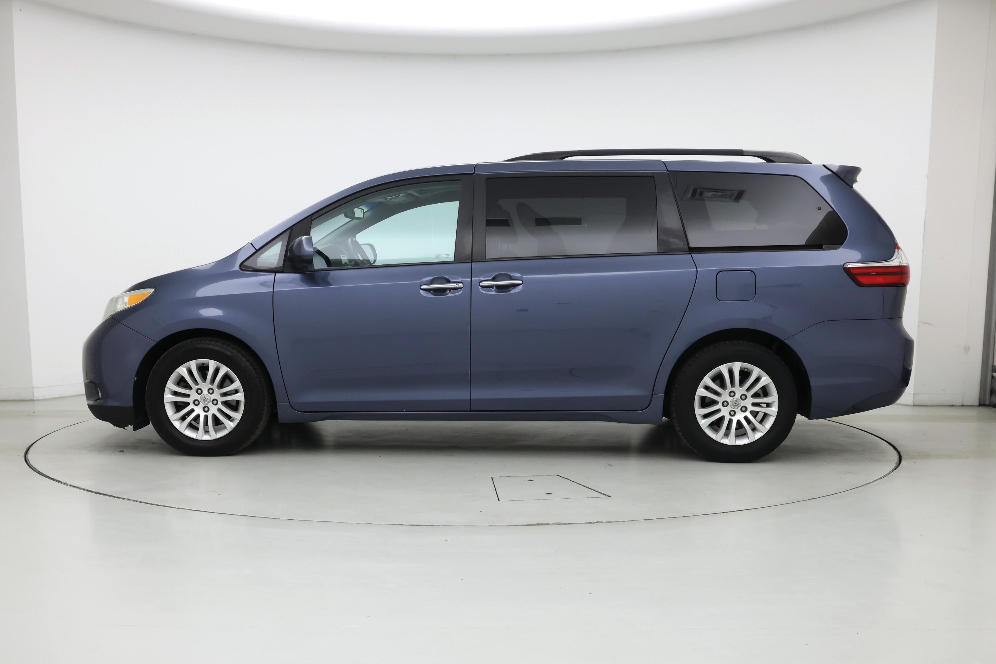 Thumbnail: 2015 Toyota Sienna - 3