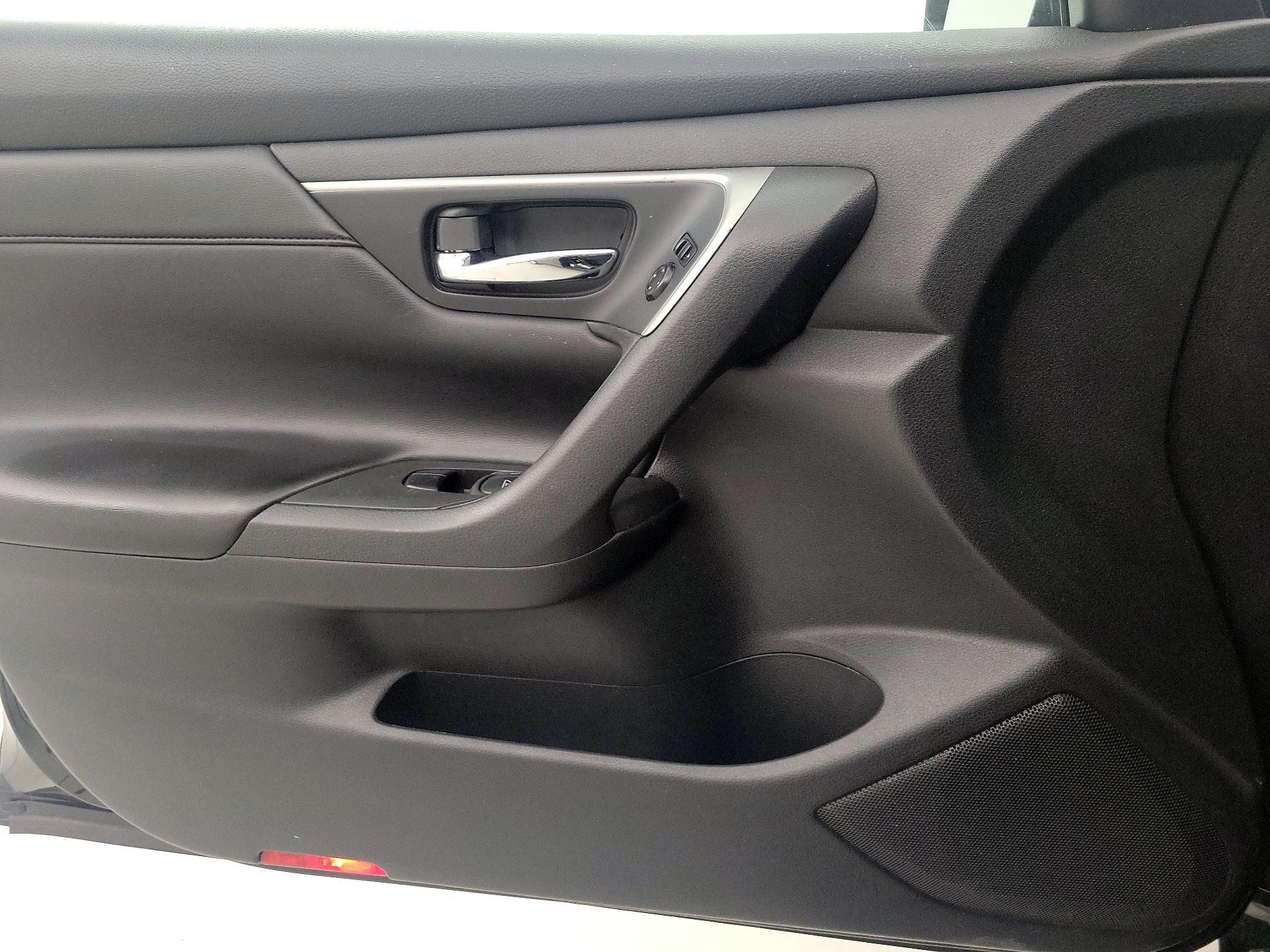 Thumbnail: 2015 Nissan Altima - 12