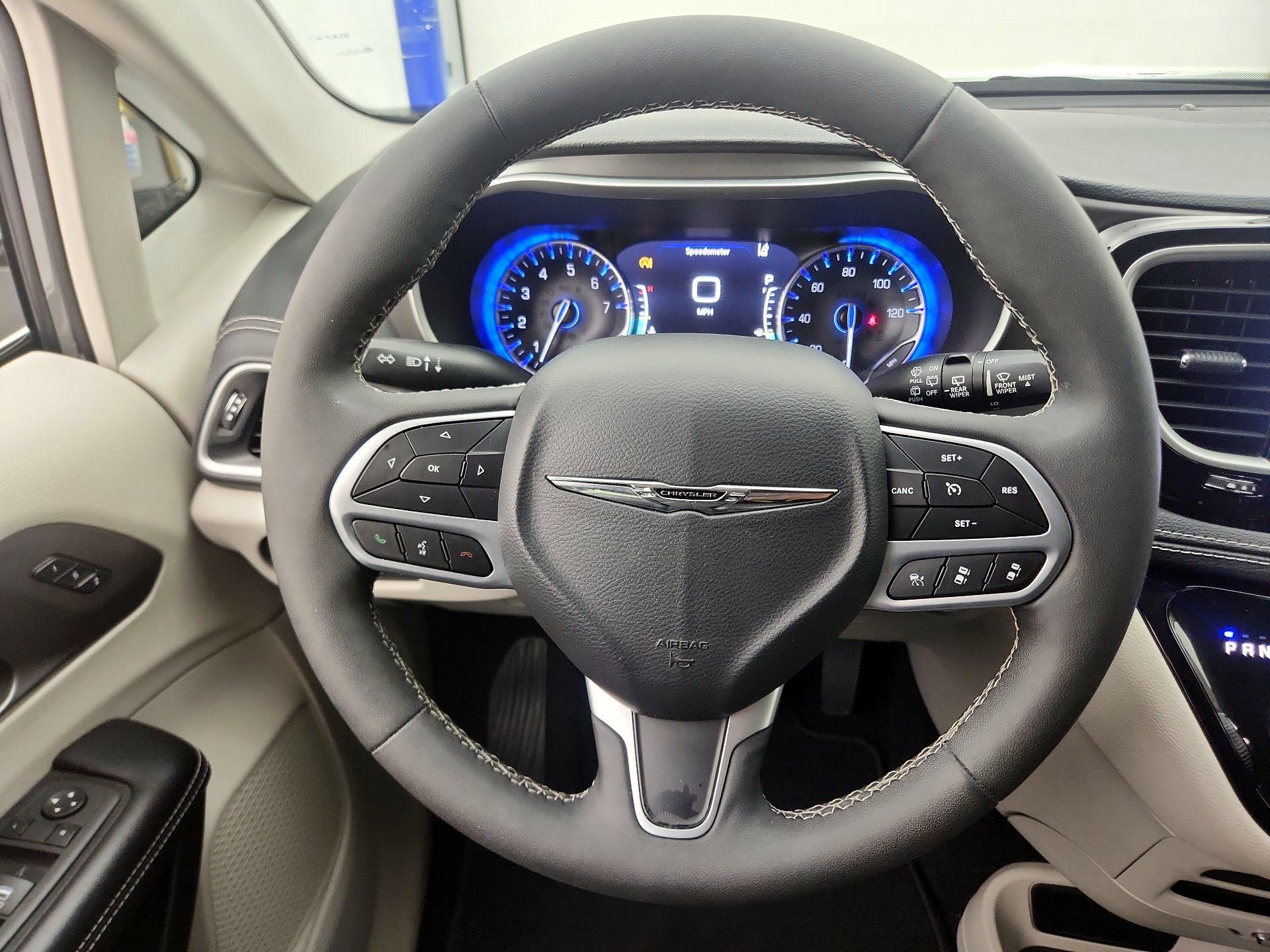 Thumbnail: 2022 Chrysler Pacifica - 10