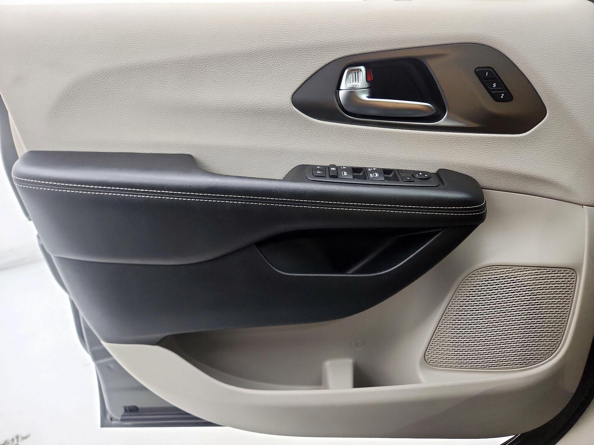 Thumbnail: 2022 Chrysler Pacifica - 12