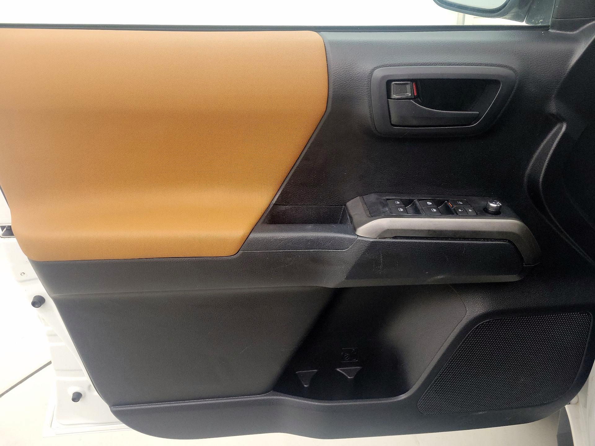 Thumbnail: 2017 Toyota Tacoma - 12