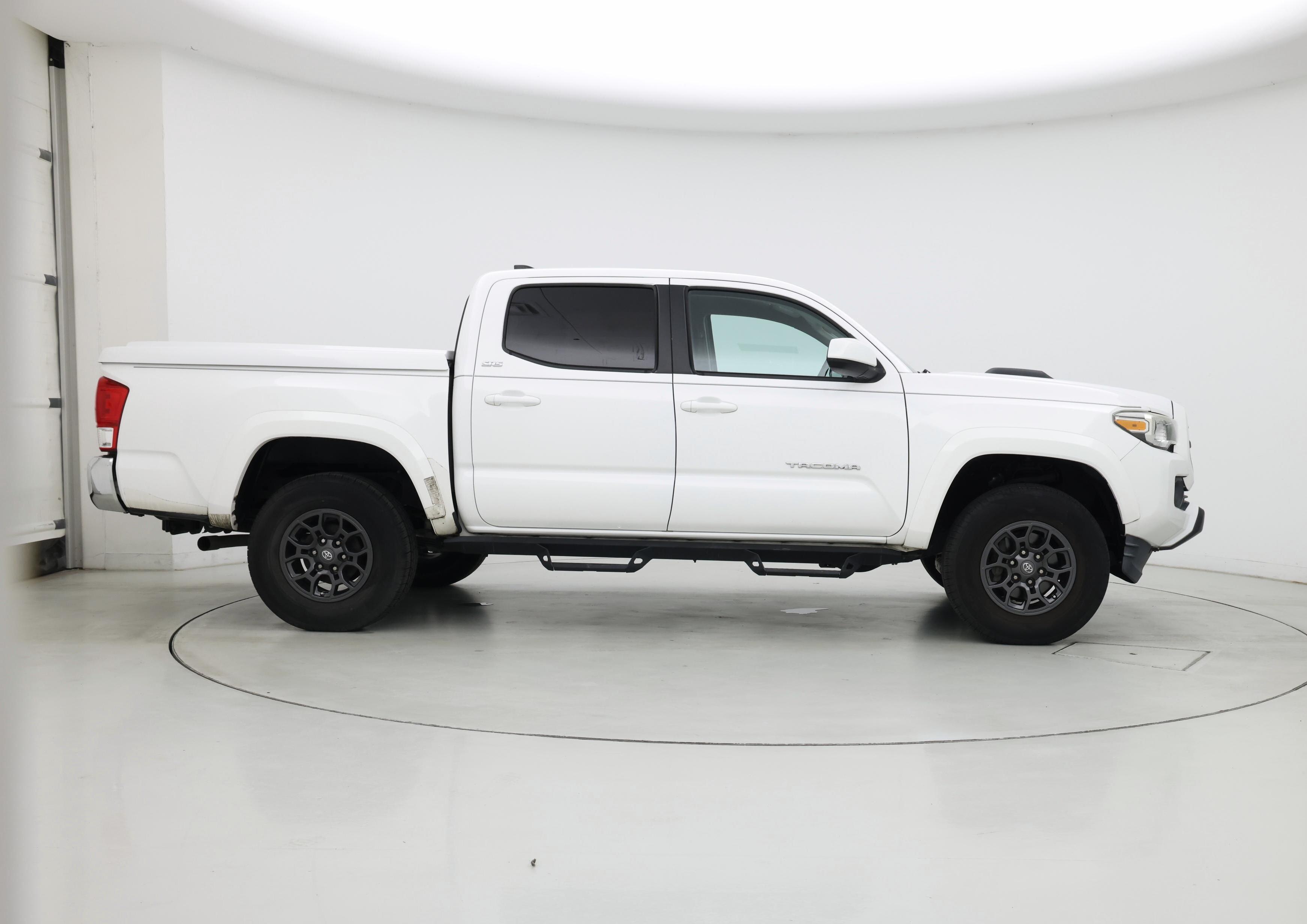 Thumbnail: 2017 Toyota Tacoma - 7