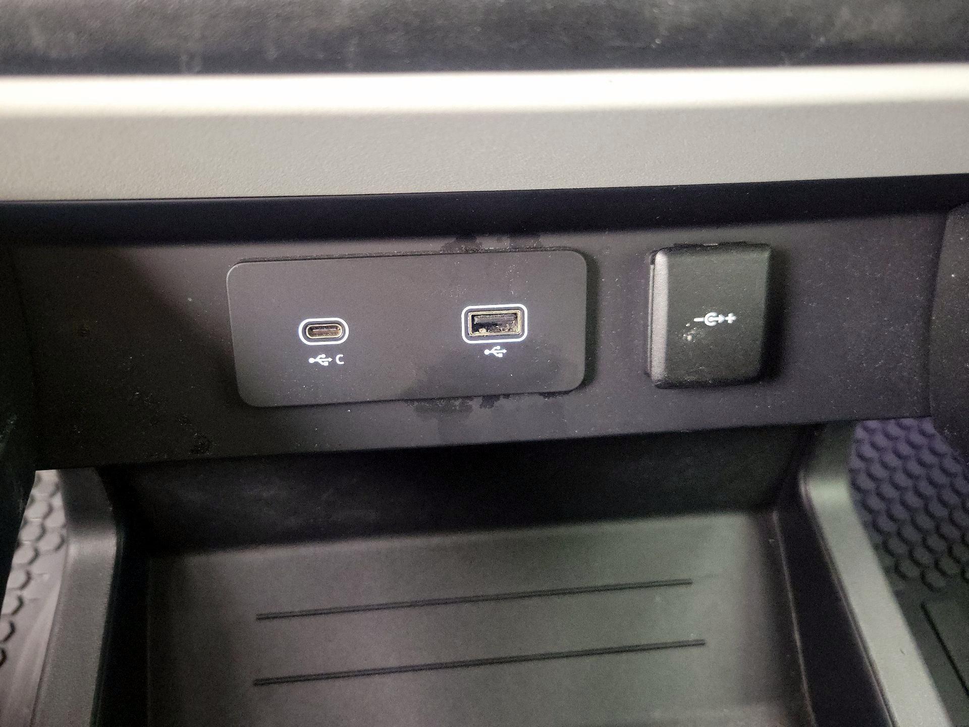 Thumbnail: 2020 Land Rover Defender - 19