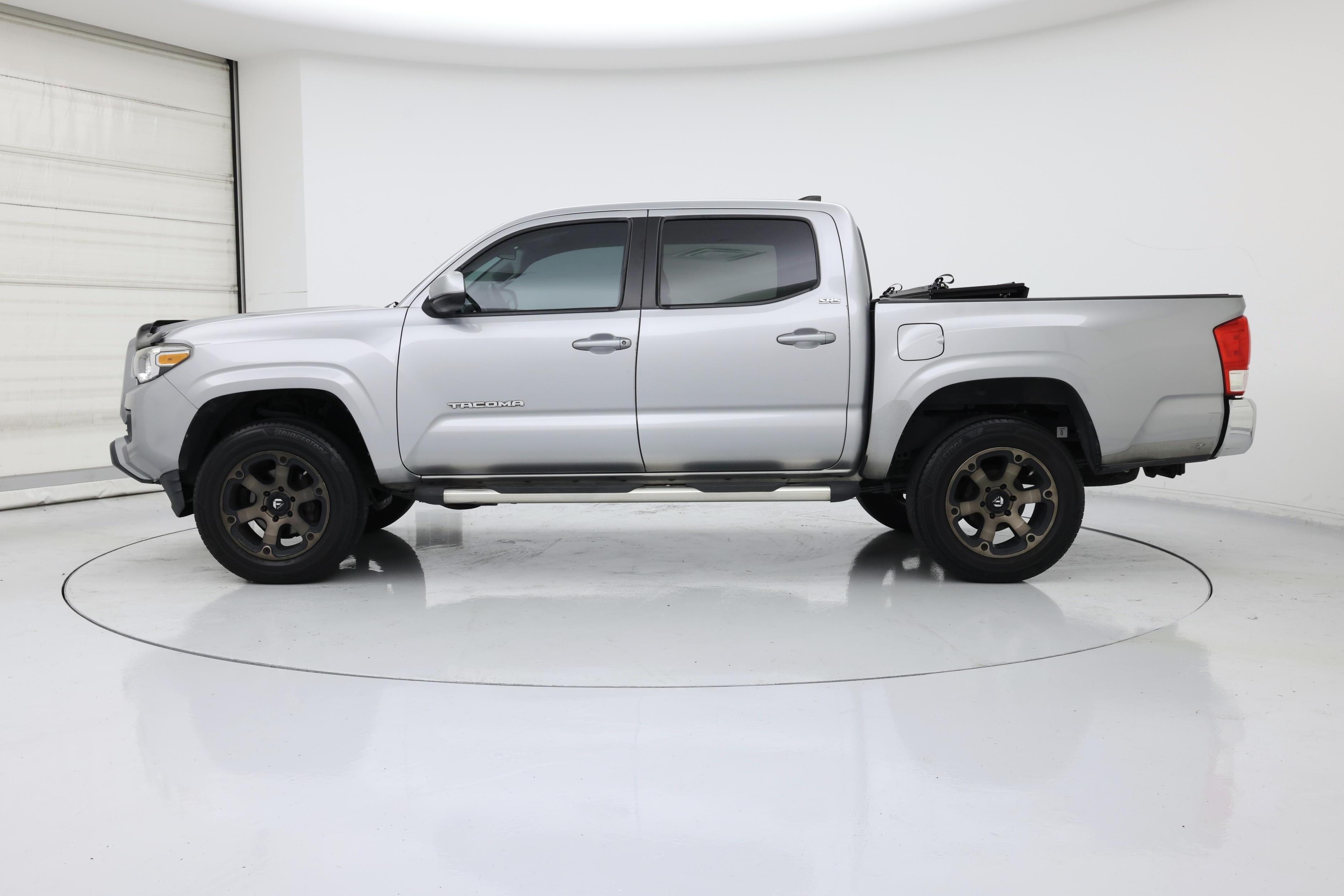 Thumbnail: 2016 Toyota Tacoma - 3