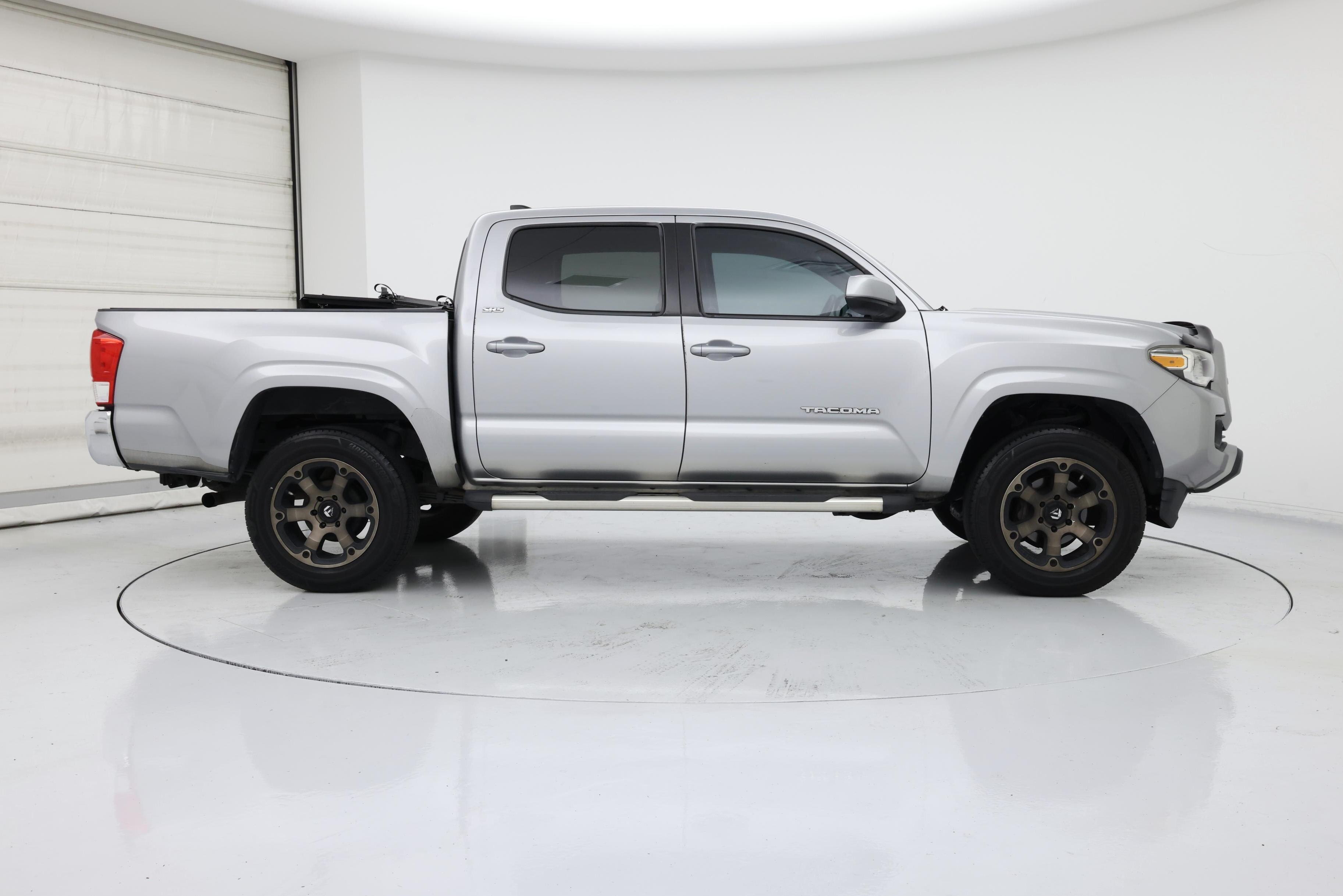 Thumbnail: 2016 Toyota Tacoma - 7