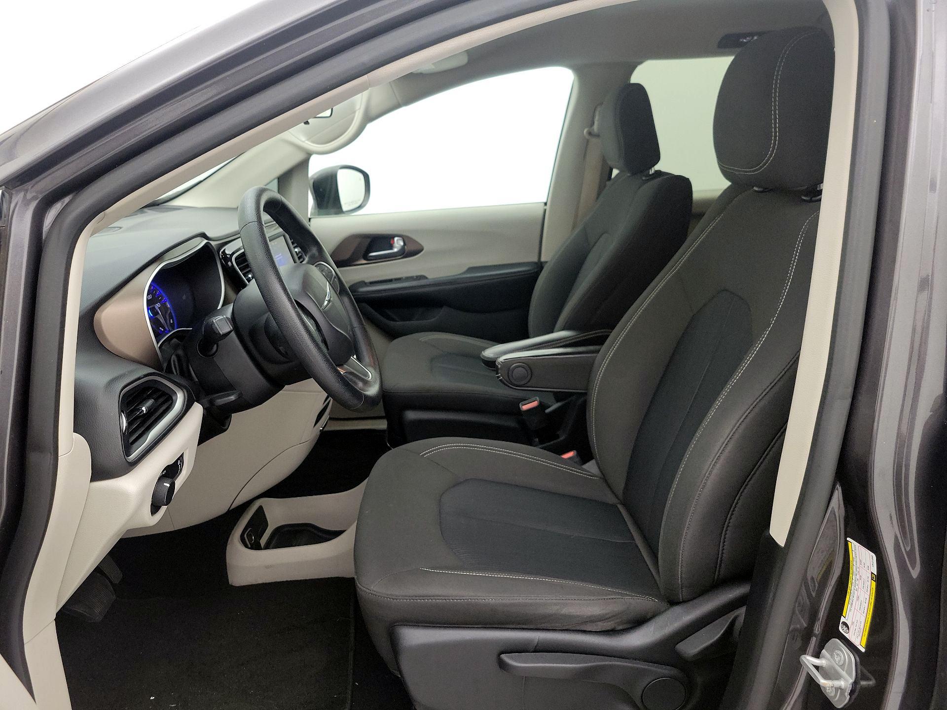 Thumbnail: 2020 Chrysler Voyager - 11