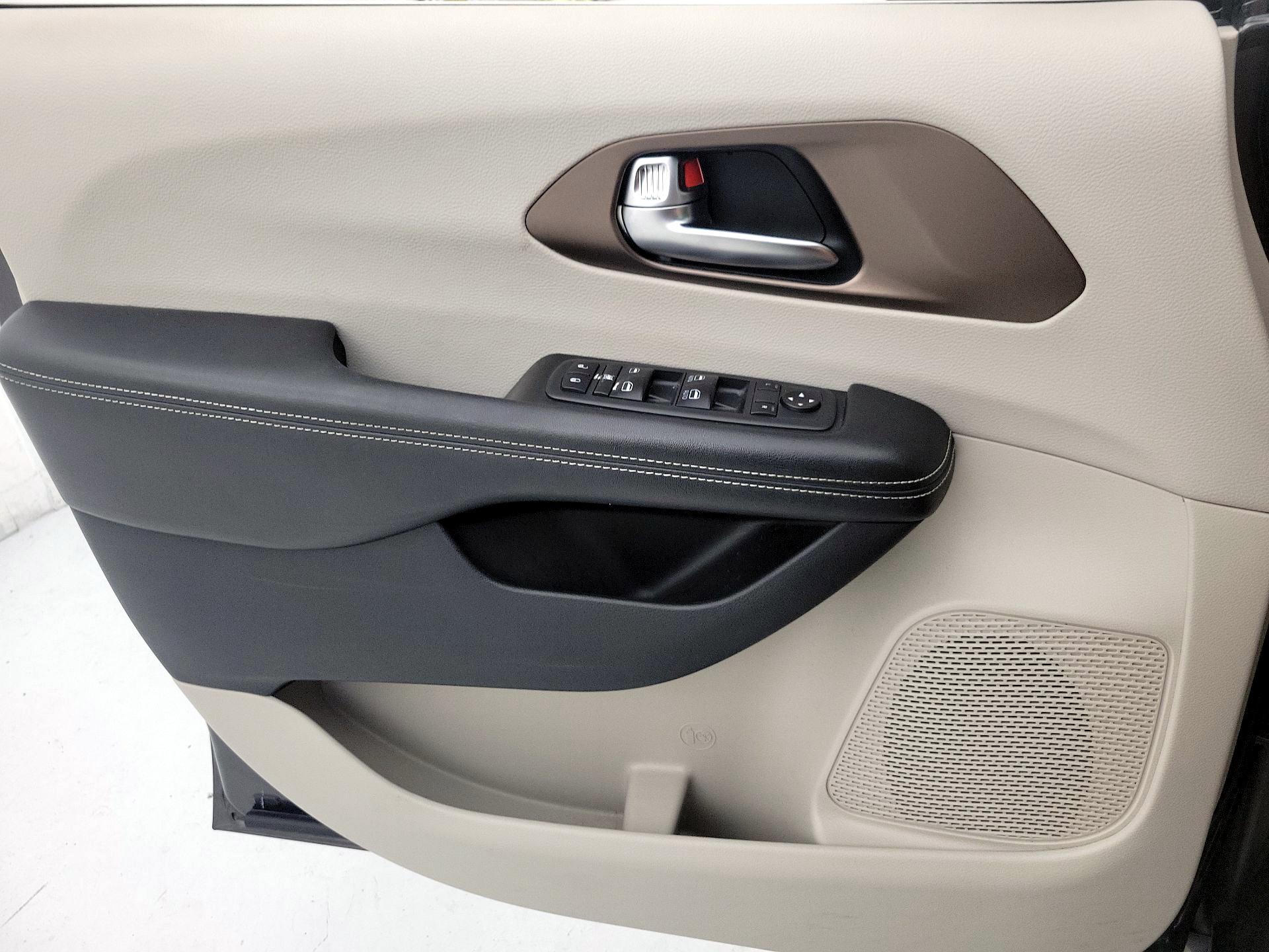 Thumbnail: 2020 Chrysler Voyager - 12