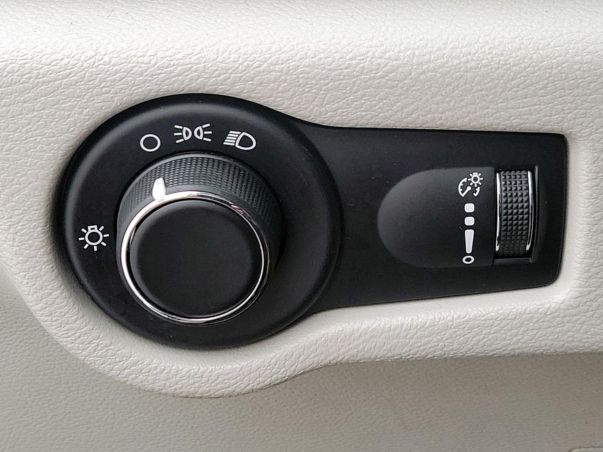 Thumbnail: 2020 Chrysler Voyager - 13