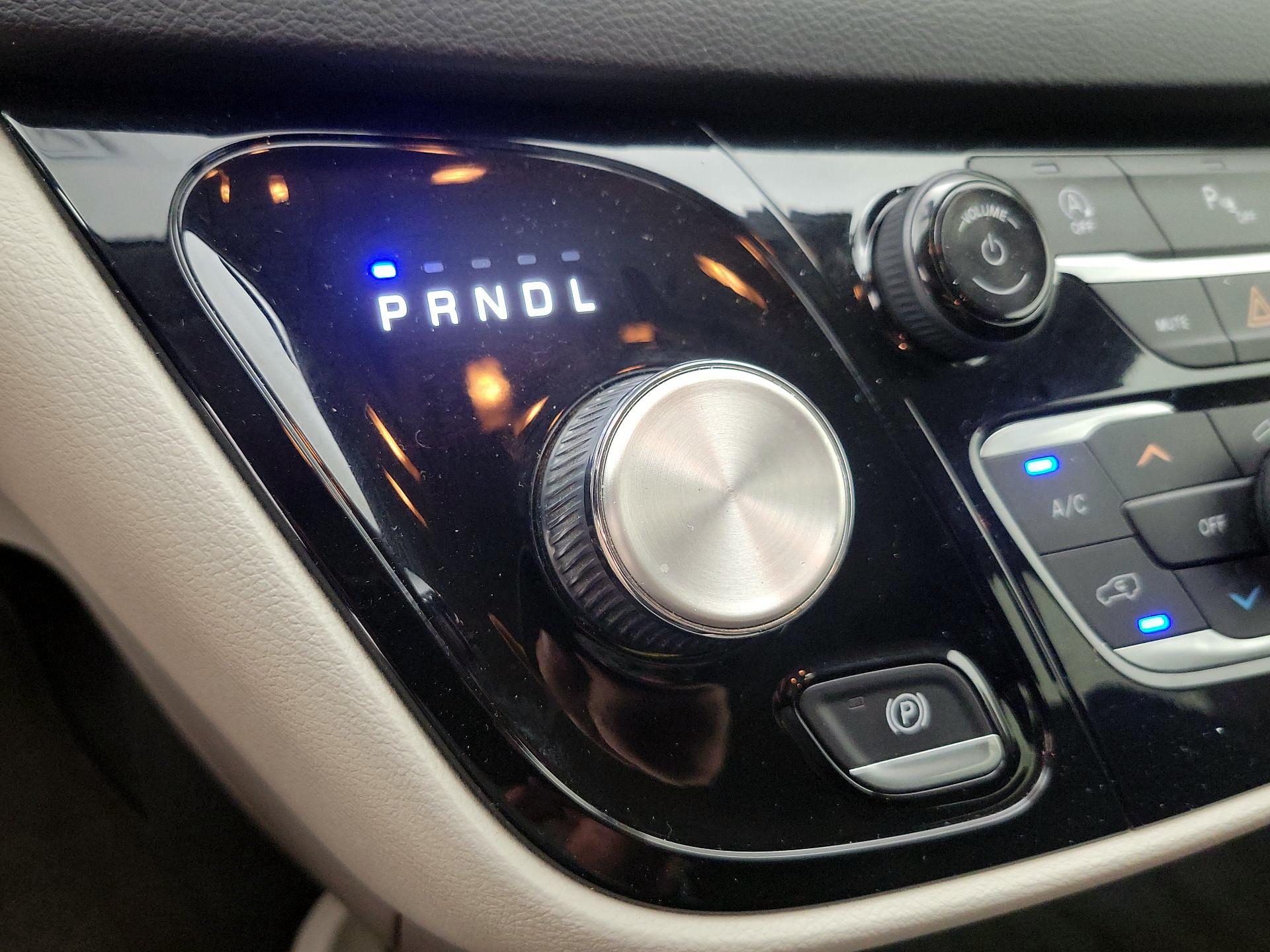 Thumbnail: 2020 Chrysler Voyager - 17