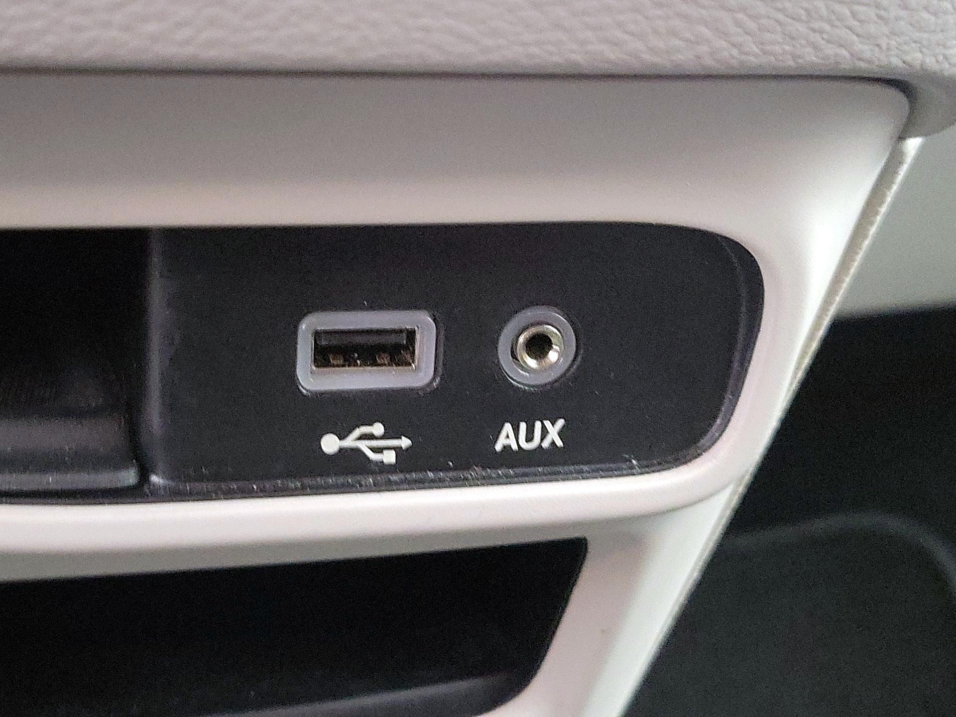 Thumbnail: 2020 Chrysler Voyager - 18