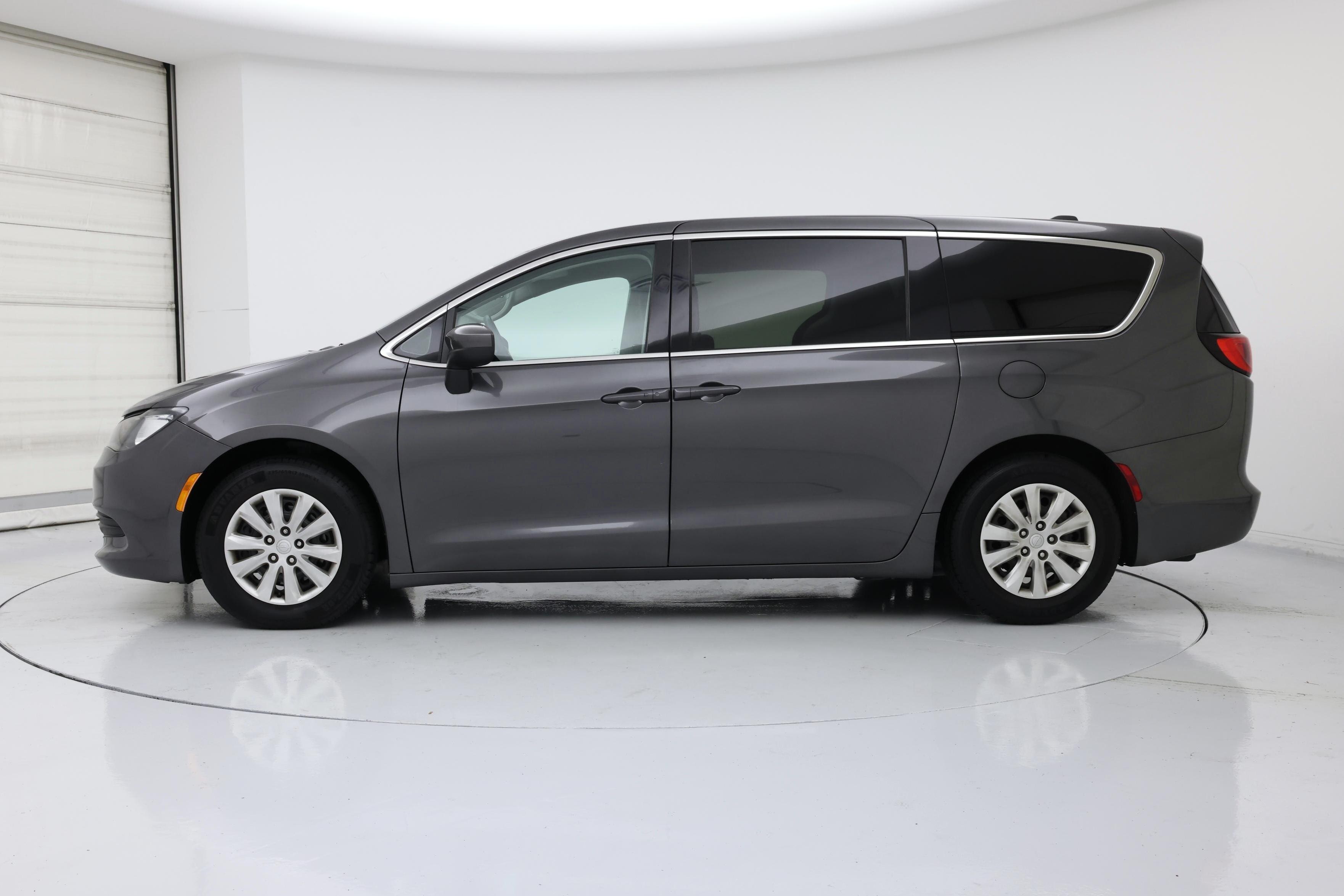 Thumbnail: 2020 Chrysler Voyager - 3