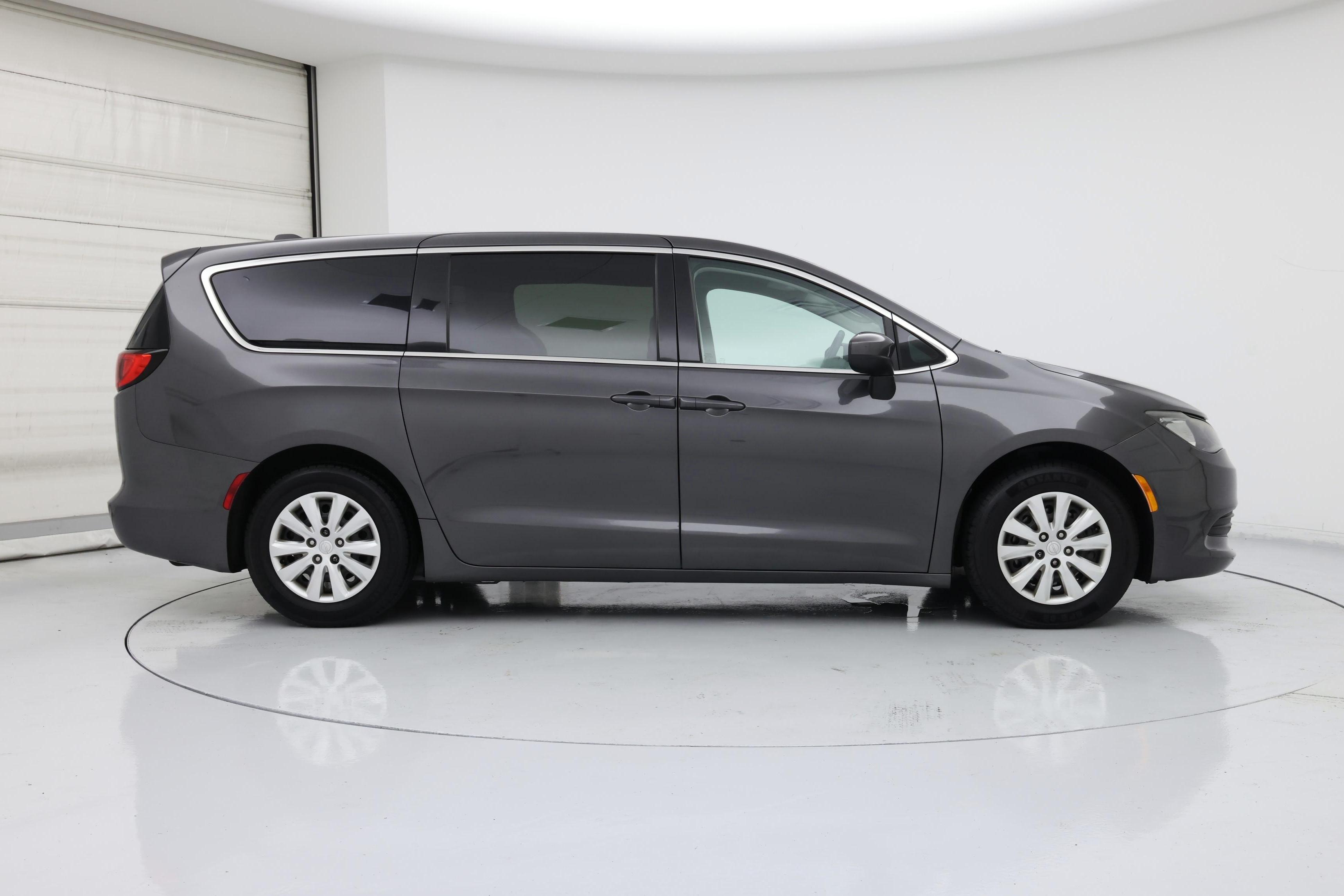 Thumbnail: 2020 Chrysler Voyager - 7