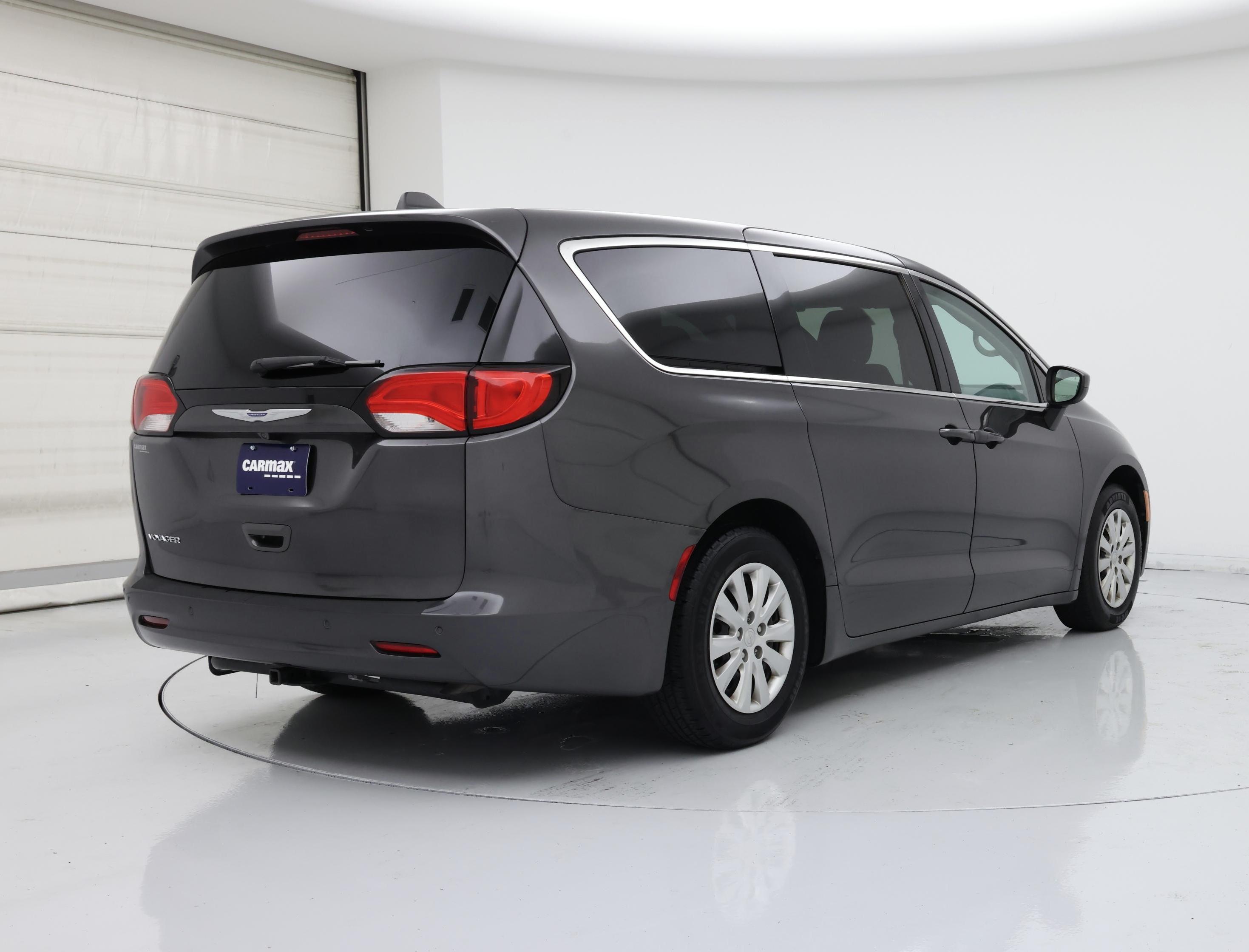 Thumbnail: 2020 Chrysler Voyager - 8