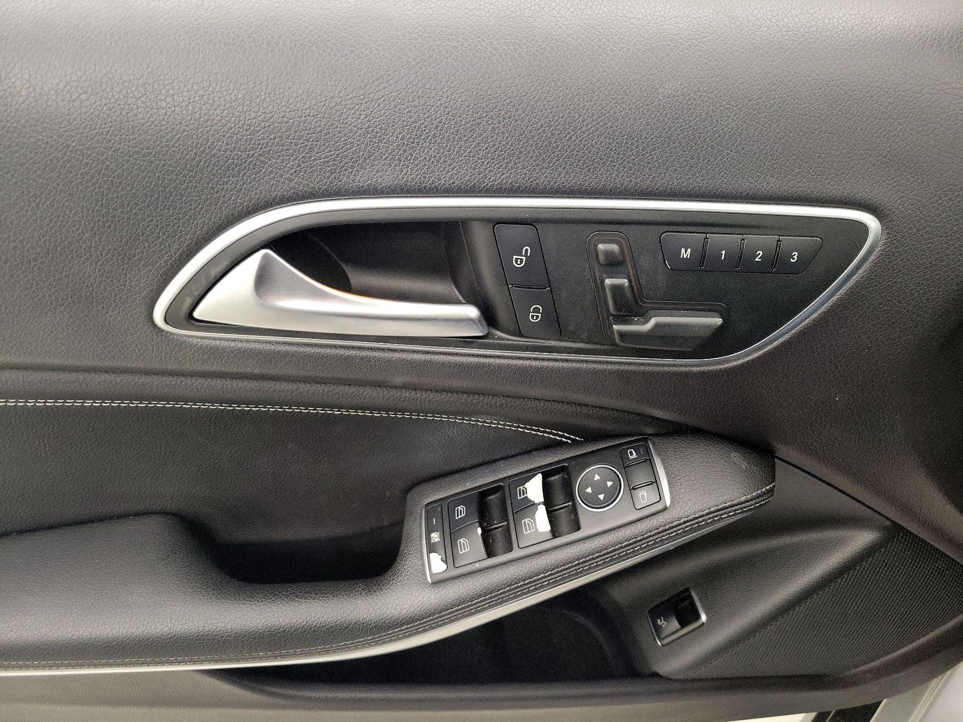 Thumbnail: 2016 Mercedes-Benz GLA - 12