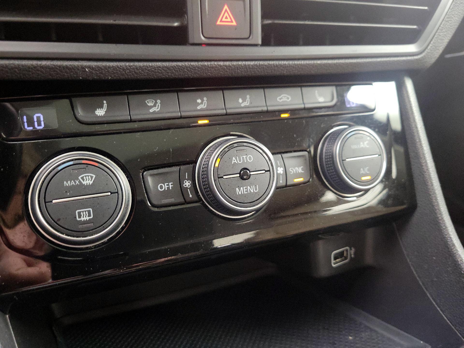 Thumbnail: 2019 Volkswagen Jetta - 16