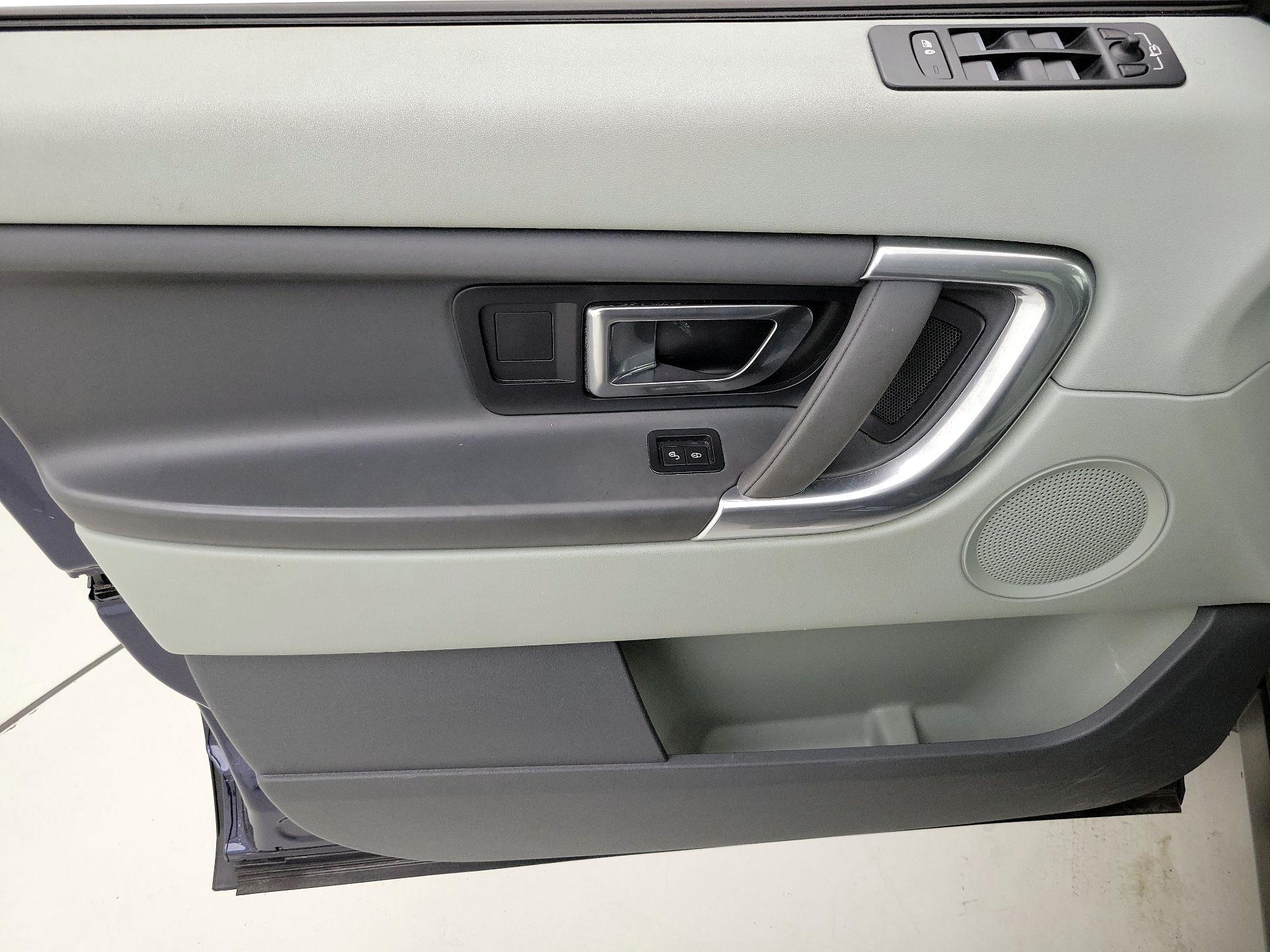 Thumbnail: 2016 Land Rover Discovery Sport - 12