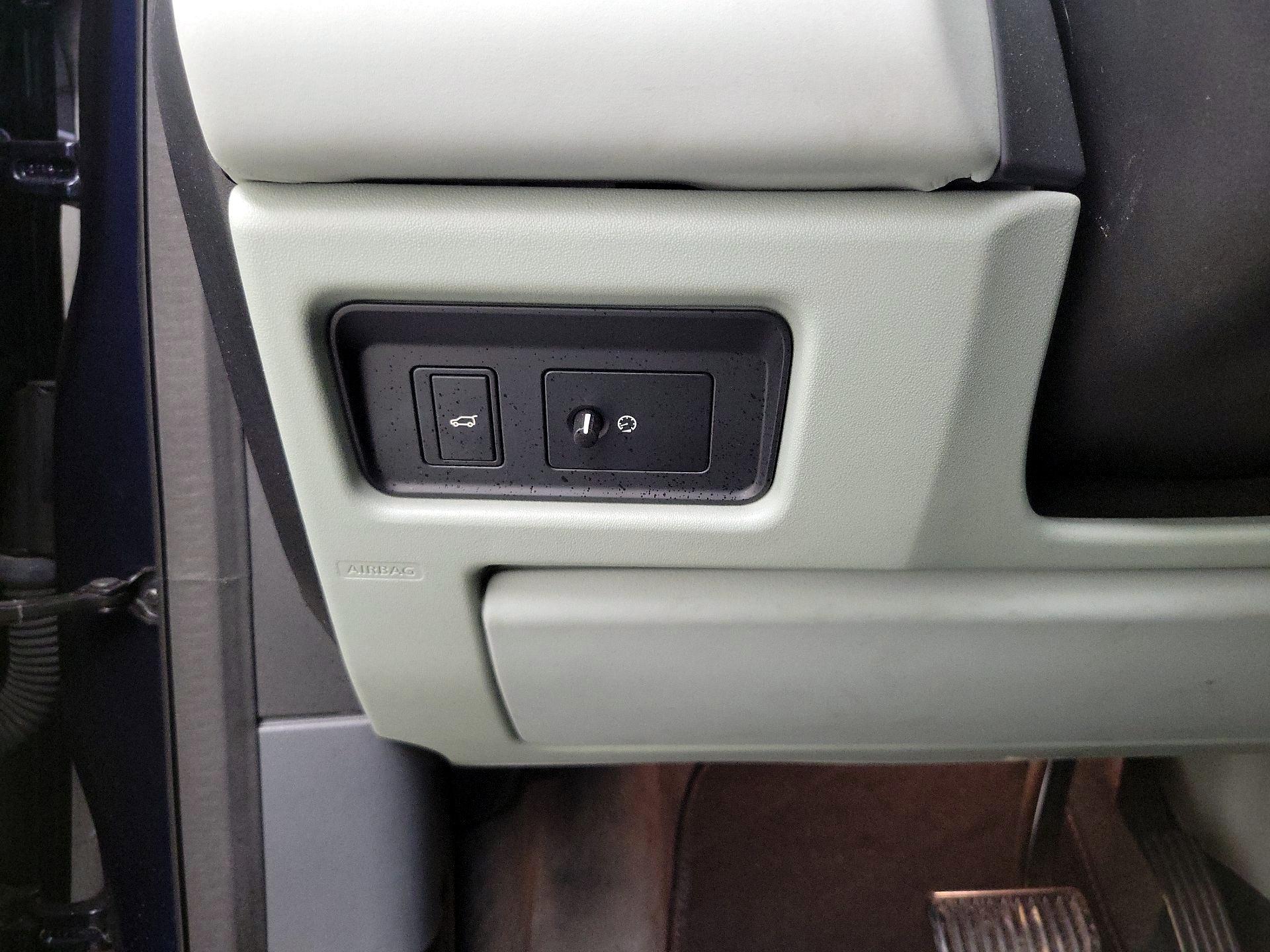 Thumbnail: 2016 Land Rover Discovery Sport - 13