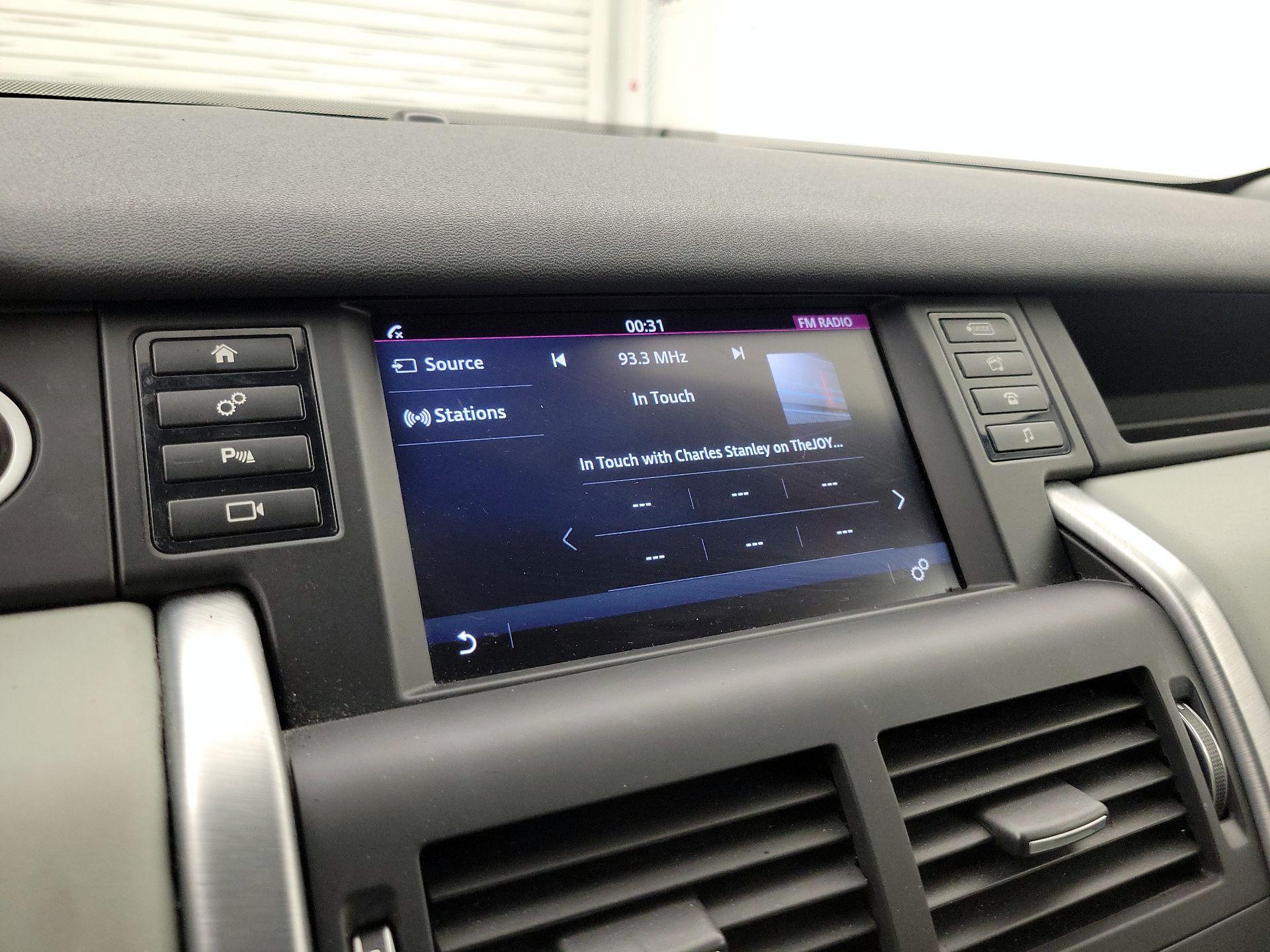 Thumbnail: 2016 Land Rover Discovery Sport - 15