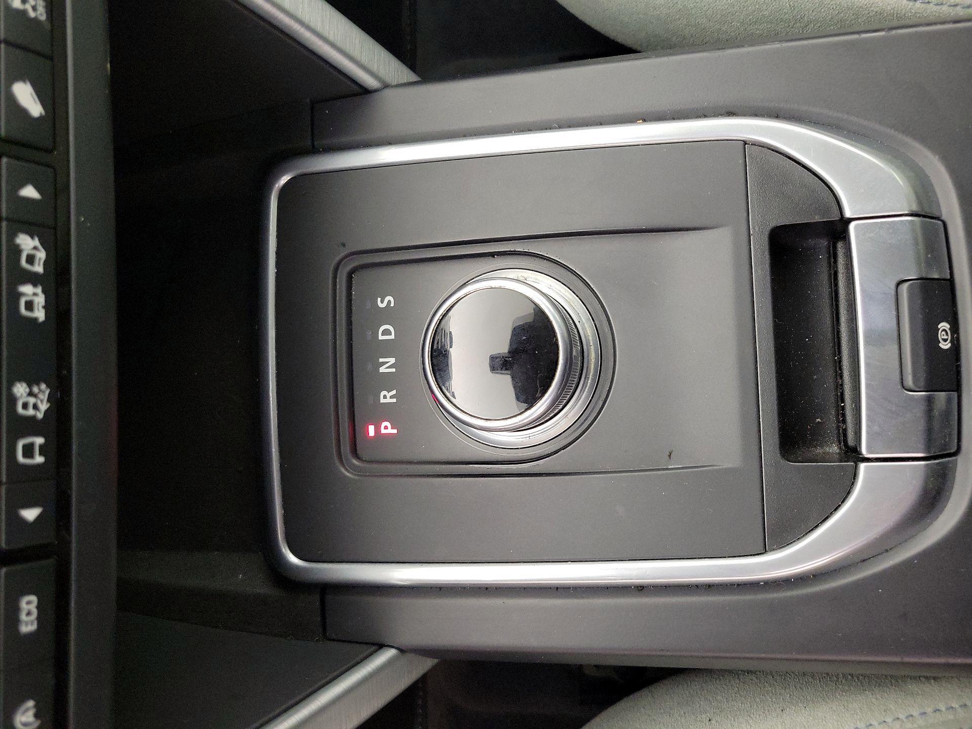 Thumbnail: 2016 Land Rover Discovery Sport - 17