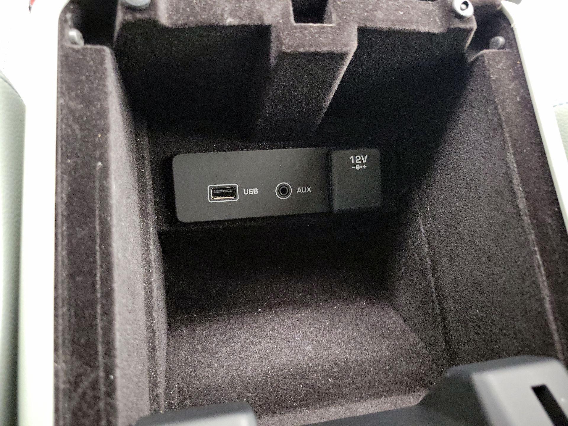 Thumbnail: 2016 Land Rover Discovery Sport - 18