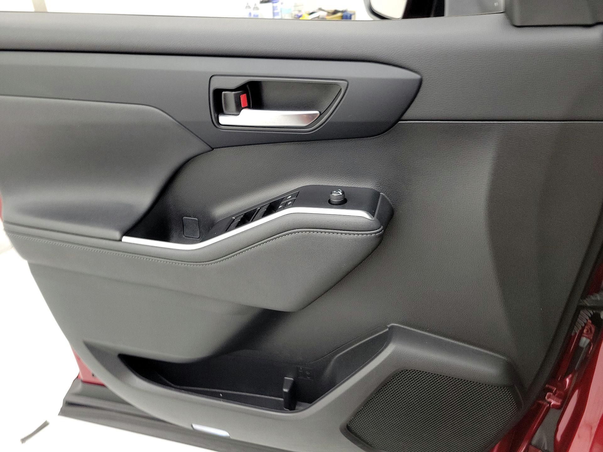 Thumbnail: 2023 Toyota Highlander - 12