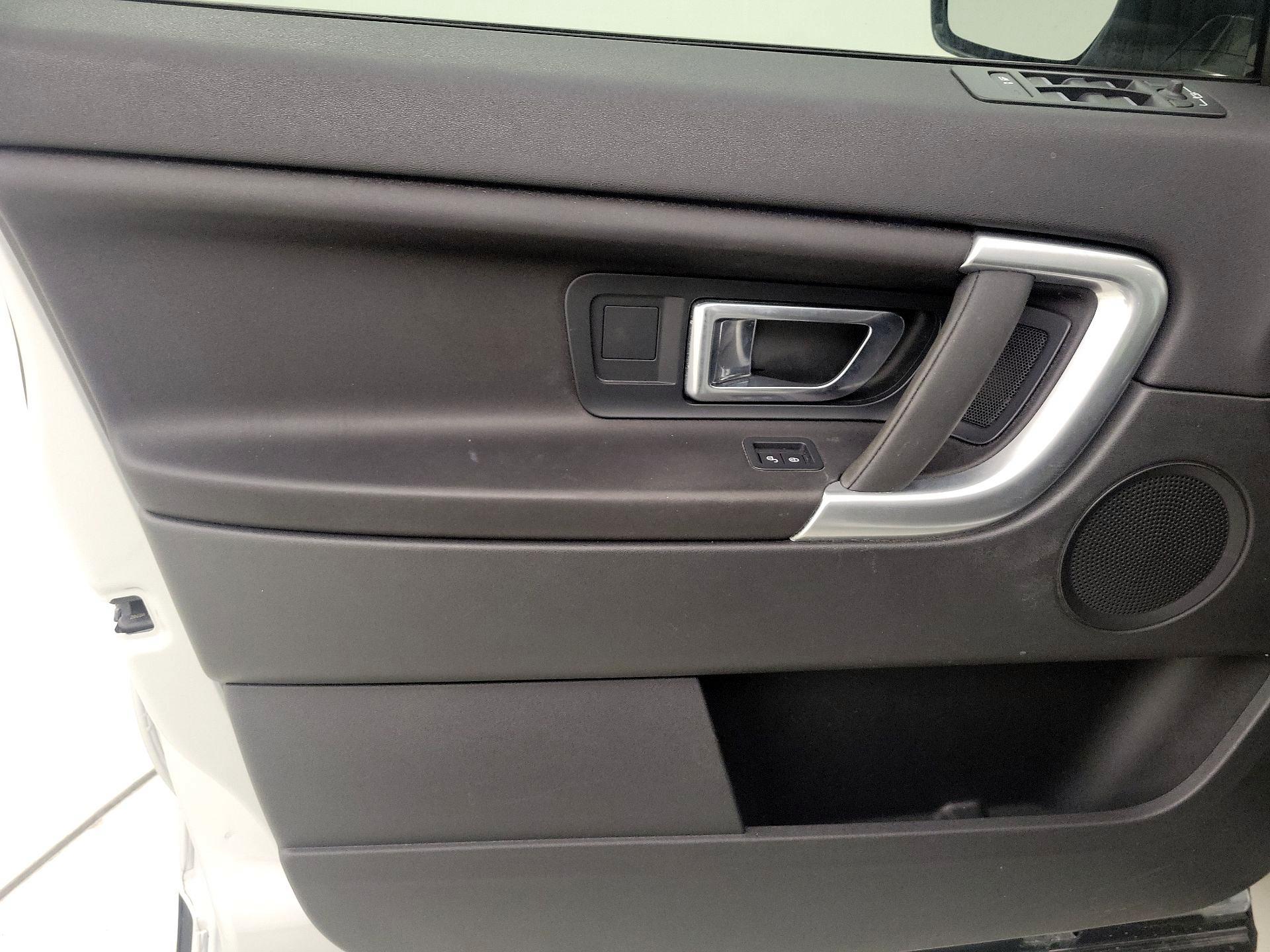 Thumbnail: 2018 Land Rover Discovery Sport - 12