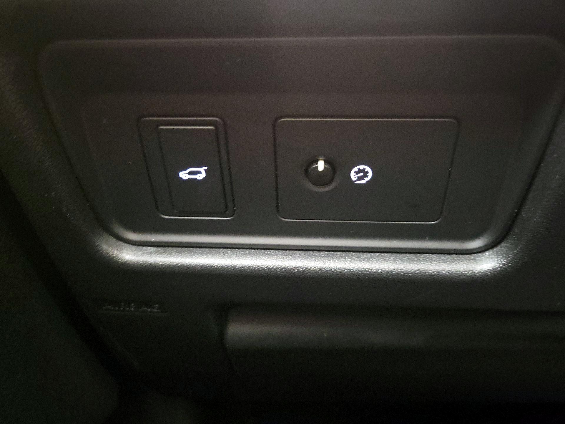 Thumbnail: 2018 Land Rover Discovery Sport - 13