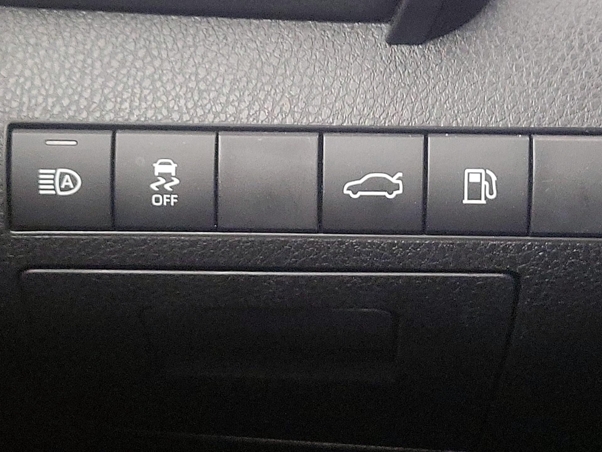 Thumbnail: 2018 Toyota Camry - 13