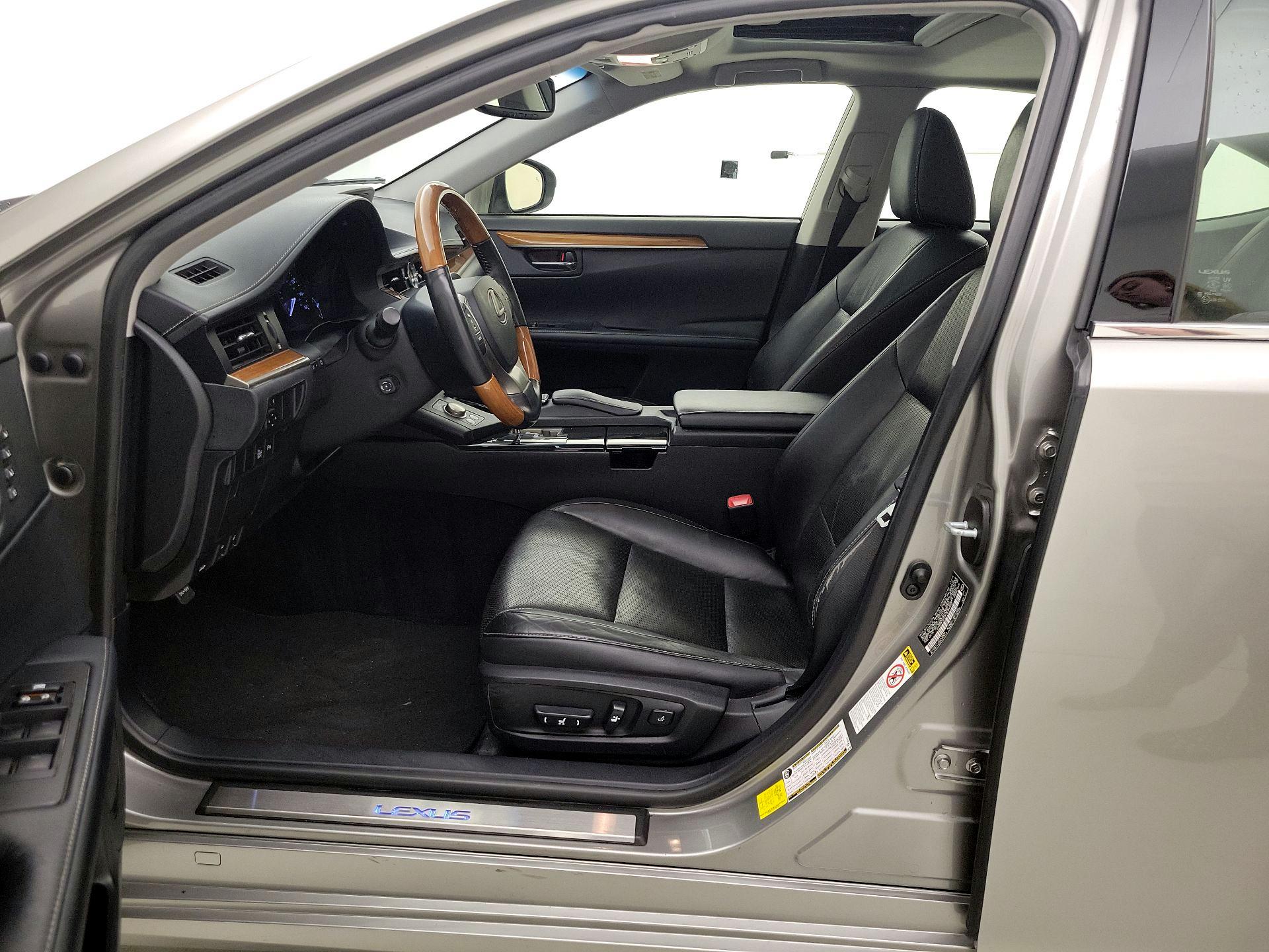 Thumbnail: 2015 Lexus ES - 11