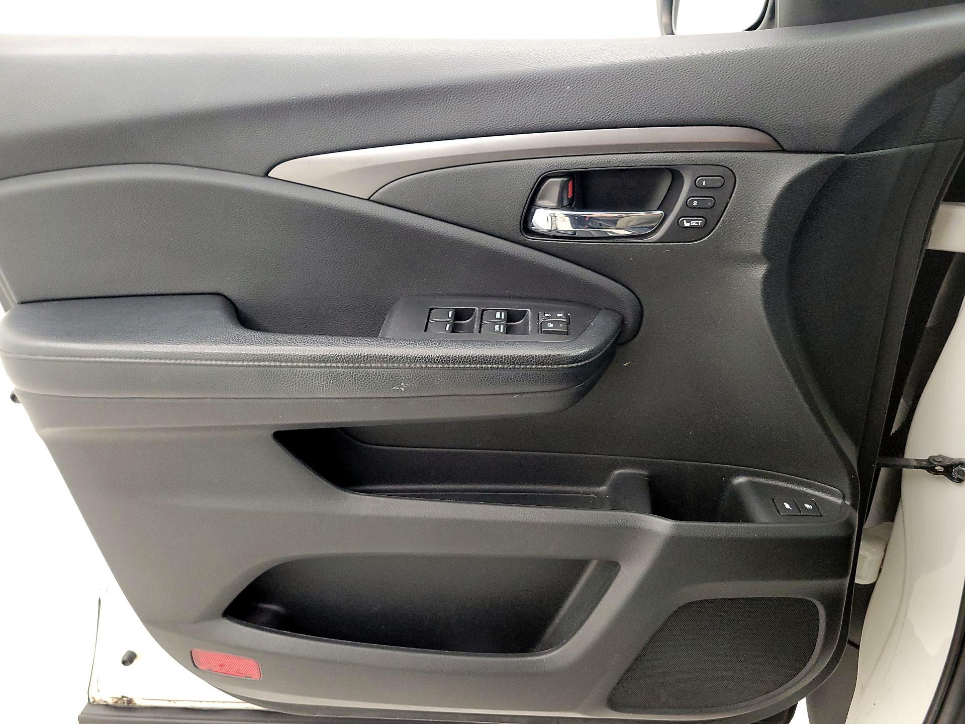 Thumbnail: 2019 Honda Pilot - 12