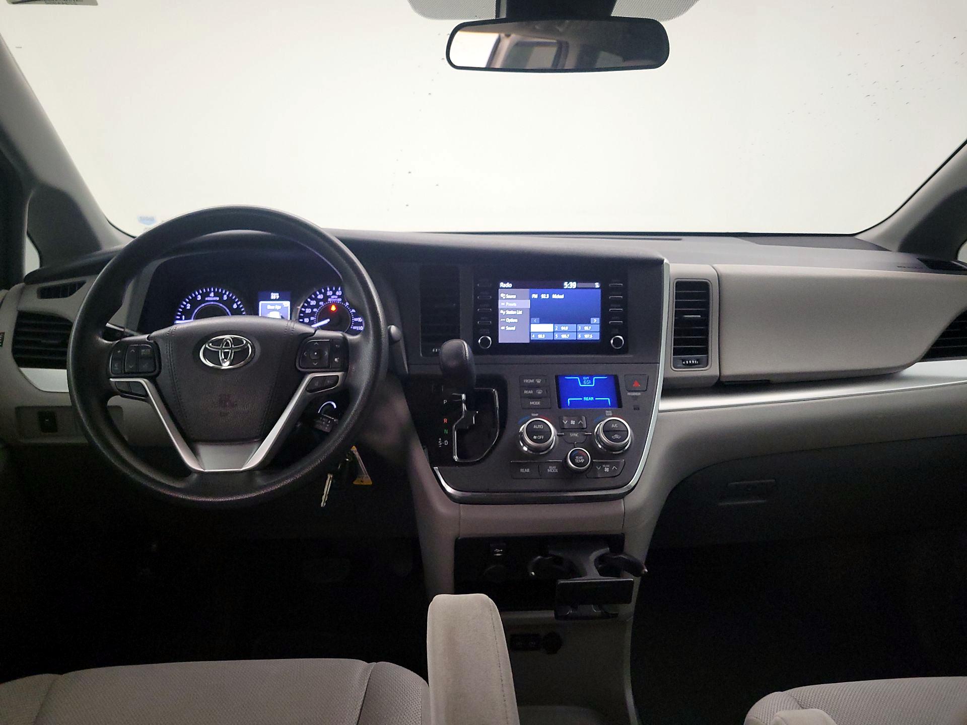 Thumbnail: 2018 Toyota Sienna - 9