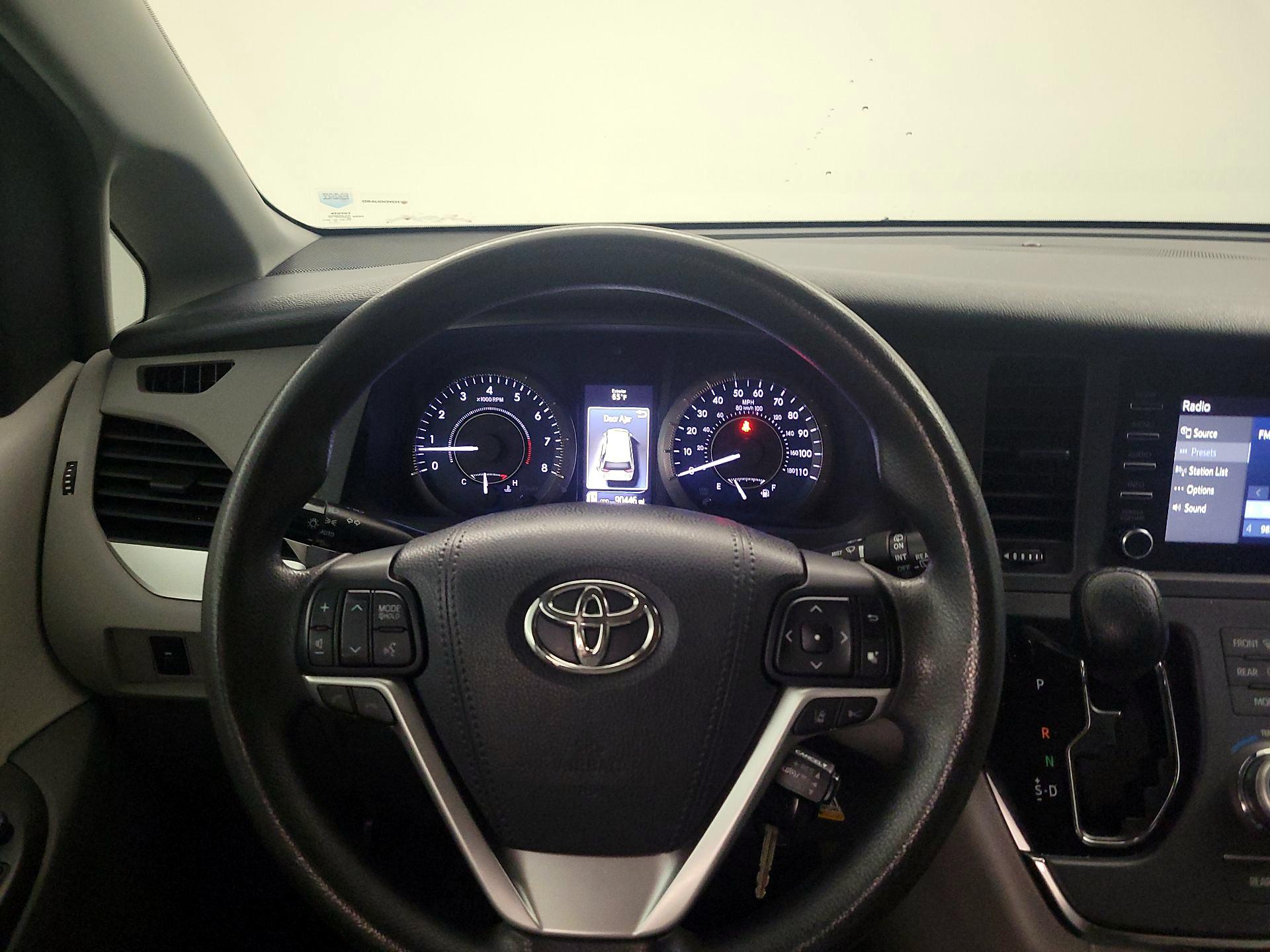 Thumbnail: 2018 Toyota Sienna - 10