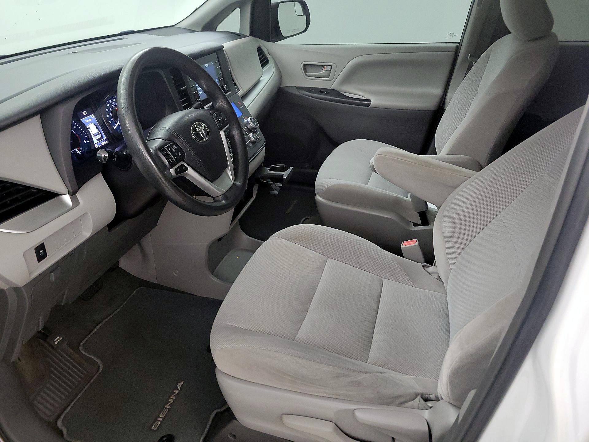 Thumbnail: 2018 Toyota Sienna - 11