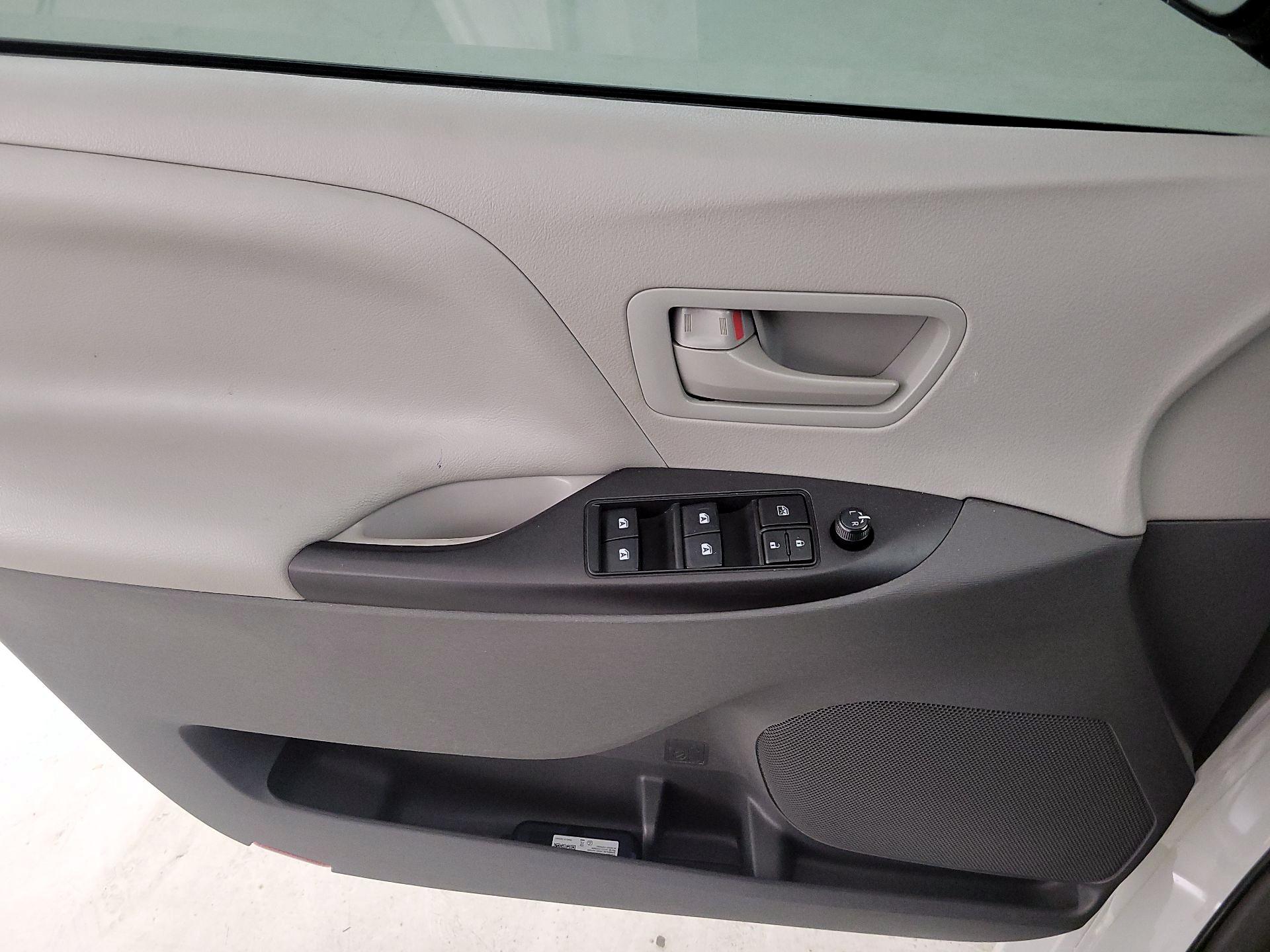 Thumbnail: 2018 Toyota Sienna - 12