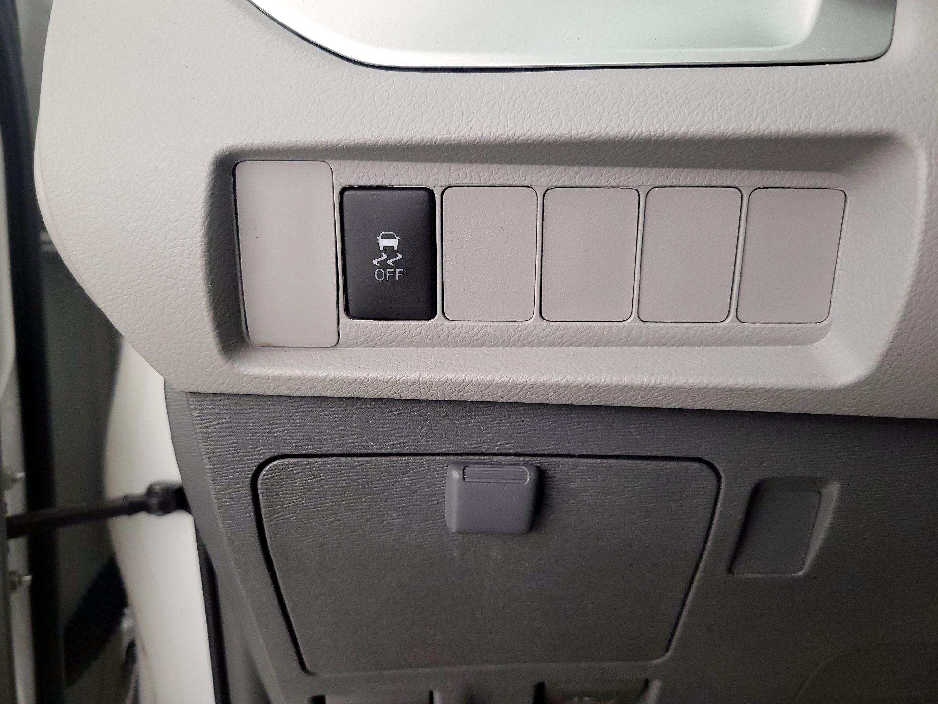 Thumbnail: 2018 Toyota Sienna - 13