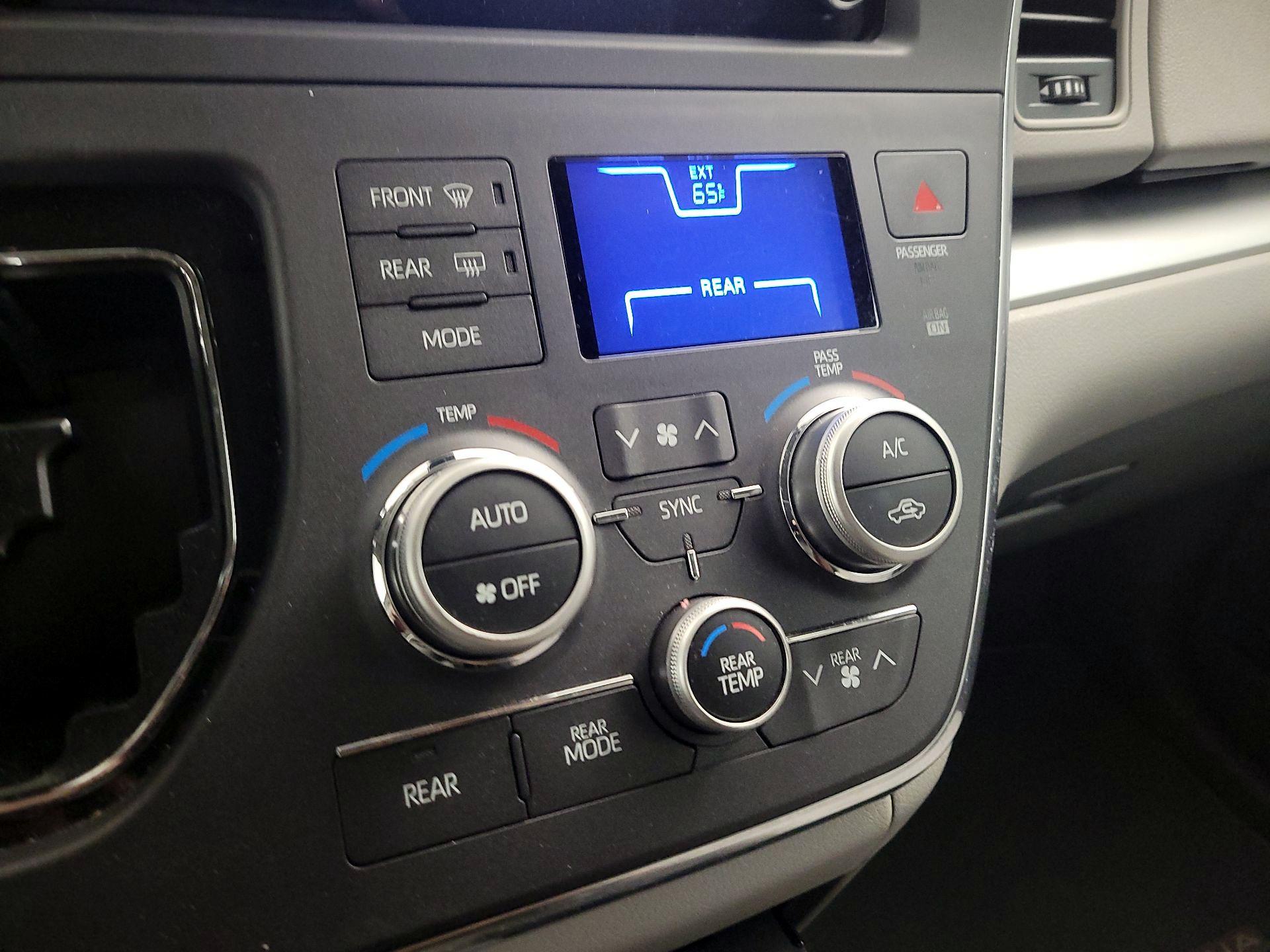 Thumbnail: 2018 Toyota Sienna - 16