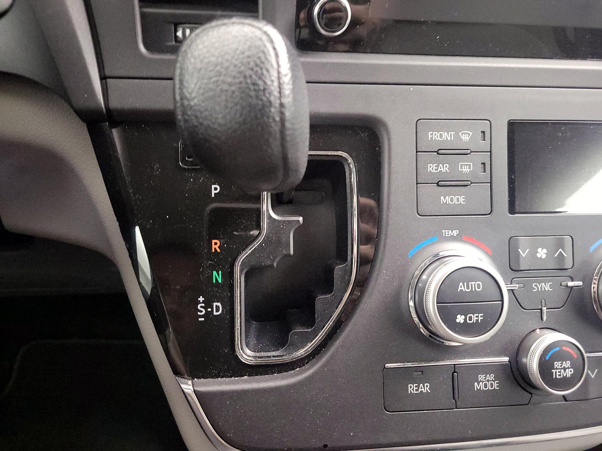 Thumbnail: 2018 Toyota Sienna - 17